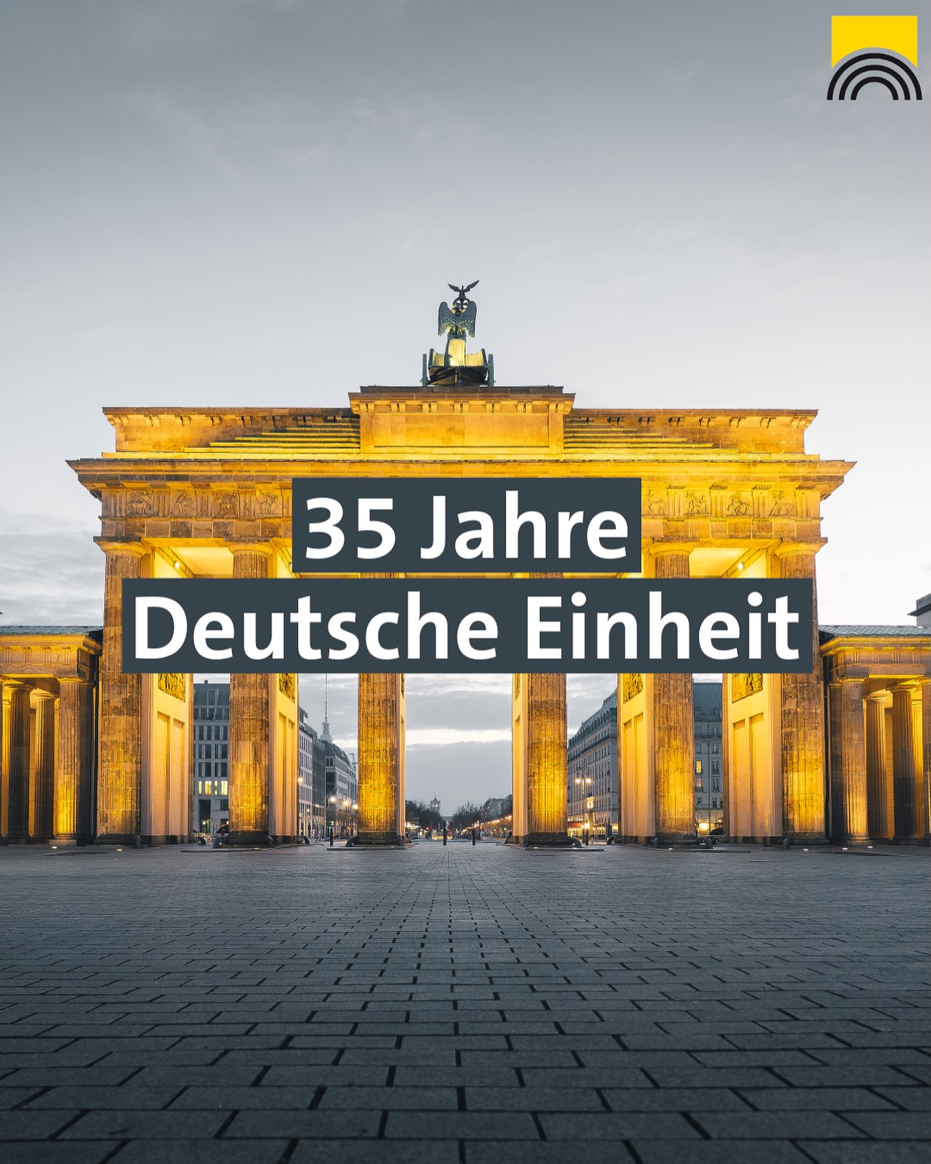 Dieser Alternativtext wurde KI-generiert: Ein monumentales Gebäude mit einer zentralen Verzierung steht im Fokus. Auf dem Bild befindet sich Text, der an ein Jubiläum erinnert.