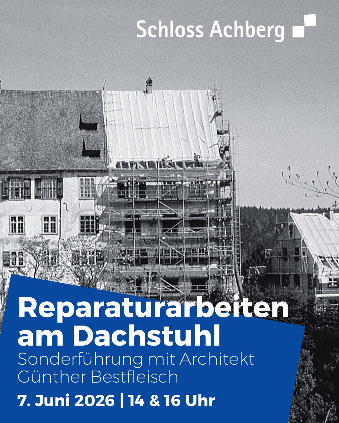 Schloss Achberg mit Gerüst am Dachstuhl, im Vordergrund blauer Textblock: „Reparaturarbeiten am Dachstuhl, Sonderführung mit Architekt Günther Bestfleisch, 7. Juni 2026 | 14 & 16 Uhr“. (KI-Alternativtext)