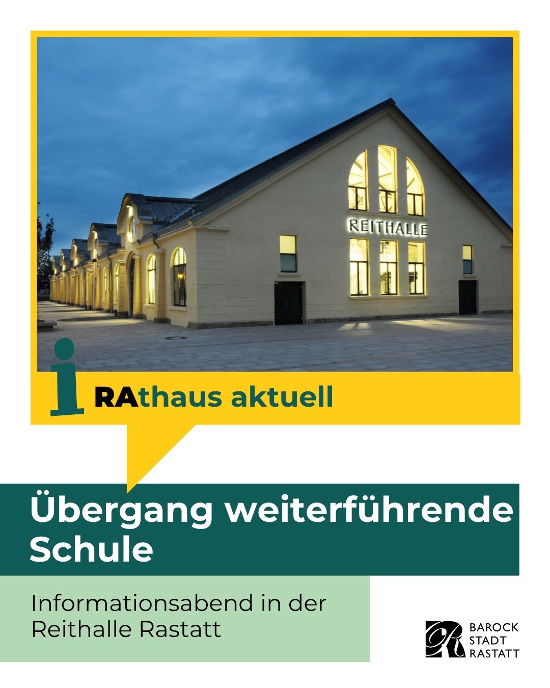 Dieser Alternativtext wurde KI-generiert: Ein helles Gebäude mit mehreren Fenstern und einem Satteldach. Im Vordergrund befindet sich ein farbiges Plakat mit Text und Logo.