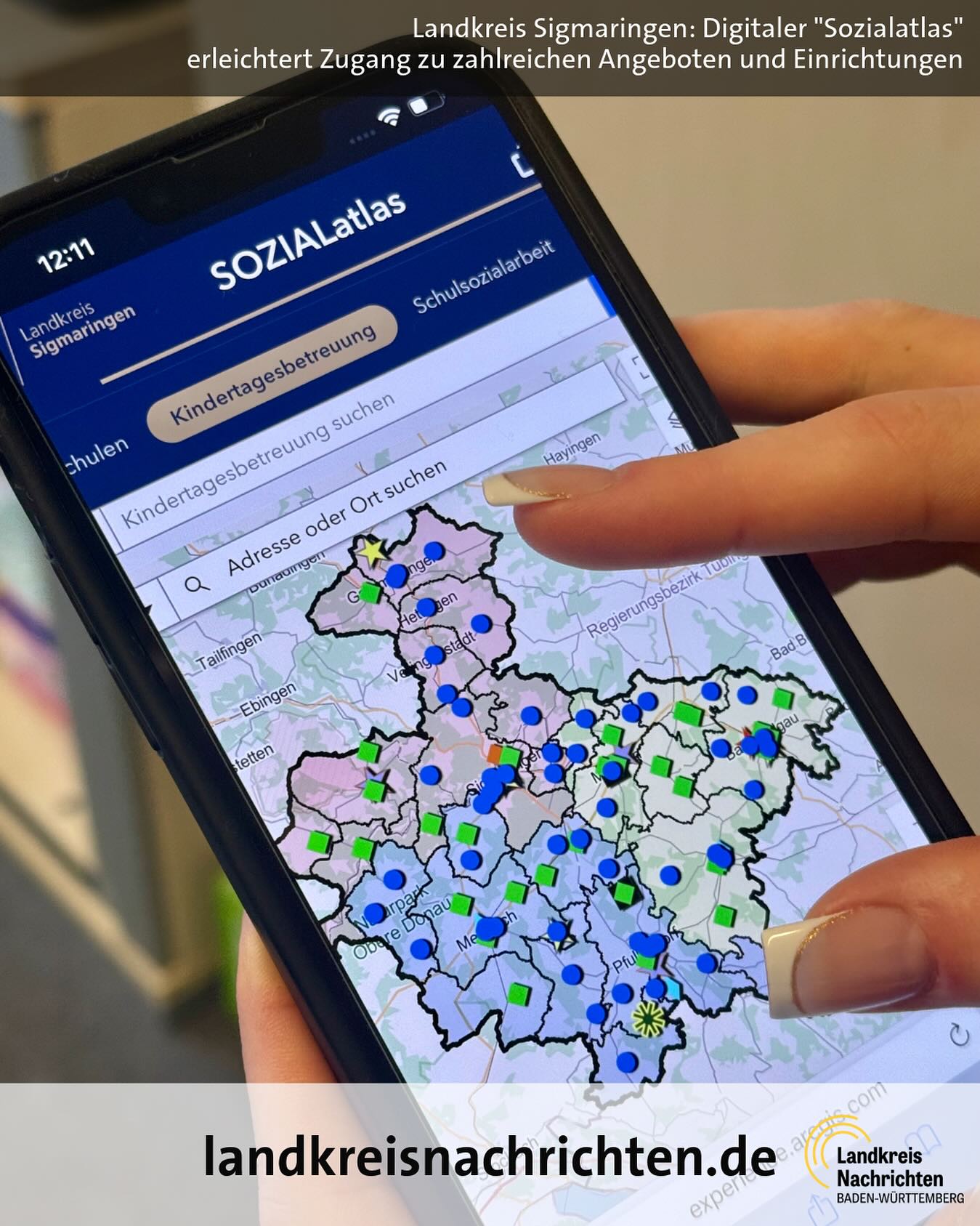 Dieser Alternativtext wurde KI-generiert: Ein Smartphone zeigt eine Karte mit vielen Markierungen. Auf dem Bildschirm ist eine Suchfunktion für Kinderbetreuung und Schulsozialarbeit zu sehen.
