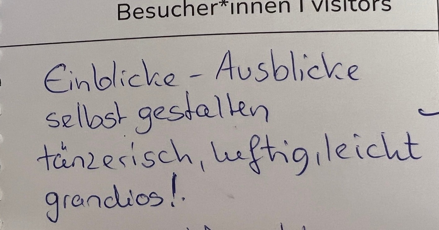 Dieser Alternativtext wurde KI-generiert: Schwarz-weißes Foto von handgeschriebenem Text. Der Text enthält Wörter und Phrasen wie "Einblicke - Ausblicke" und "selbst gestalten".