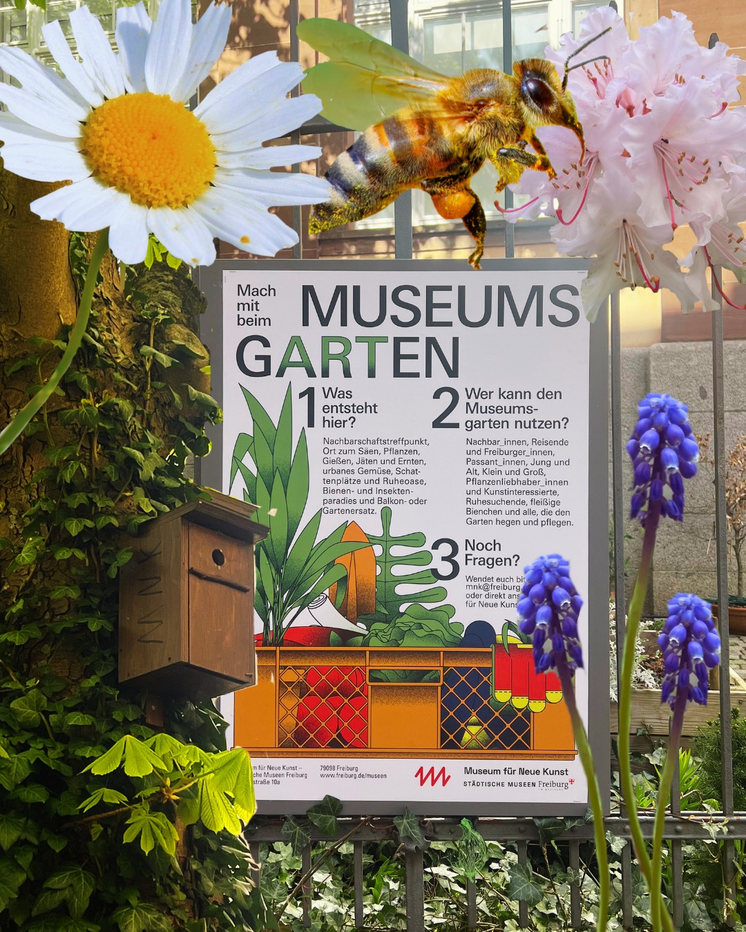 Dieser Alternativtext wurde KI-generiert: Schwarz-Weiß-Foto eines Plakats mit Text und grafischen Elementen, darunter Pflanzen und Insekten. Das Plakat bewirbt ein Museum und lädt zum Mitmachen im Garten ein.
