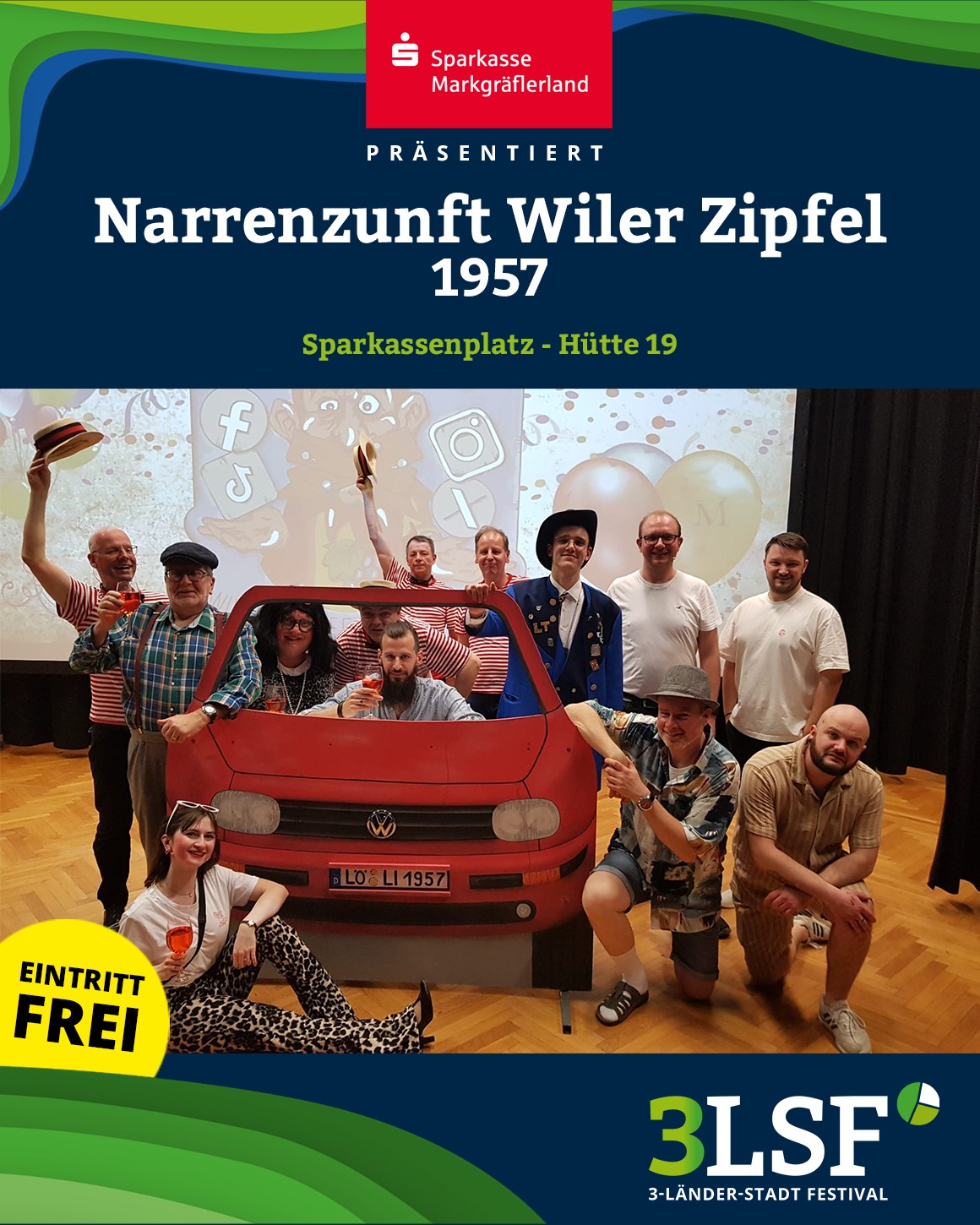 Plakat für die Narrenzunft Wiler Zipfel 1957, präsentiert von Sparkasse Markgräflerland, am Sparkassenplatz, Hütte 19. Gruppe von Menschen posiert fröhlich um ein rotes VW-Auto-Modell, Eintritt frei, Teil des 3-LSF-Festivals. (KI-Alternativtext)