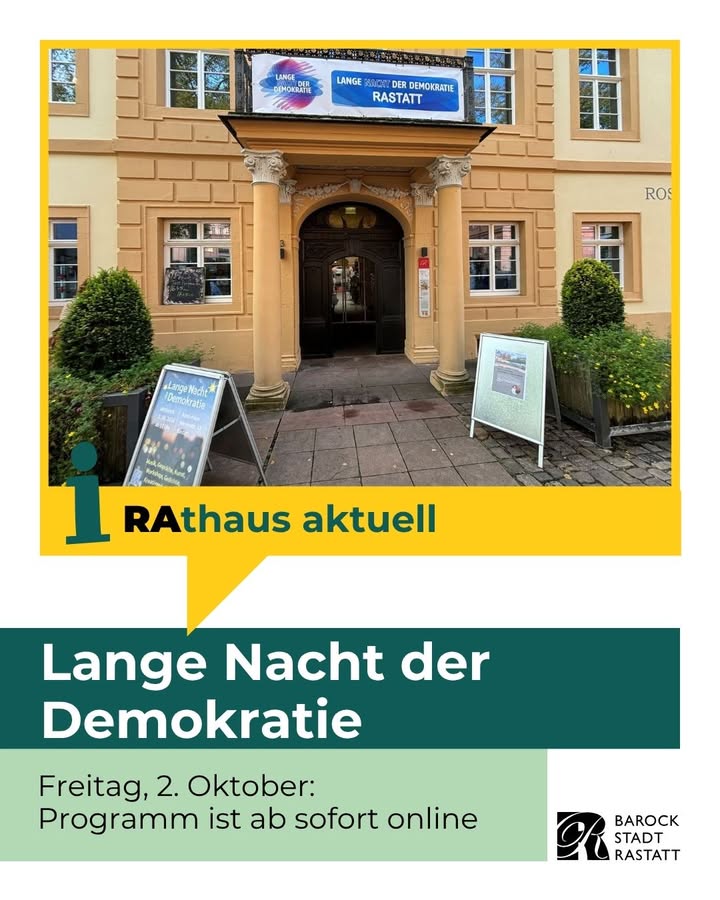 Ein Rathauseingang mit einem Banner und Infotafeln zur 'Lange Nacht der Demokratie Rastatt'. Darunter der Schriftzug 'Rathaus aktuell'. Der untere grüne Bereich kündigt das Event am Freitag, 2. Oktober, an und teilt mit, dass das Programm ab sofort online ist. Rechts unten befindet sich das Logo der Barockstadt Rastatt. (KI-Alternativtext)