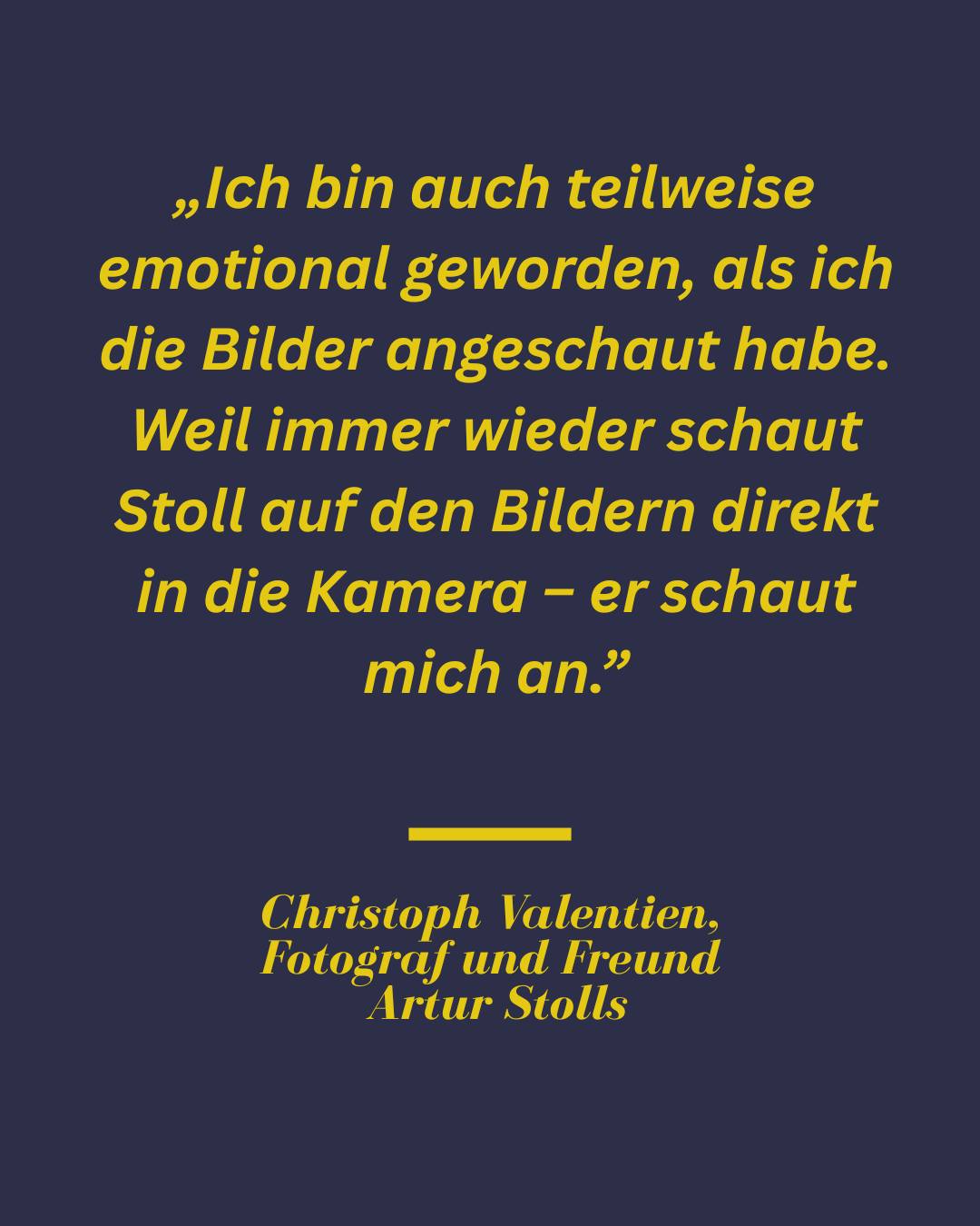 Dieser Alternativtext wurde KI-generiert: Ein dunkelblauer Hintergrund mit weißem Text zitiert eine Aussage über Bilder und das Gefühl, direkt angeschaut zu werden. Darunter stehen die Namen des Autors und Fotografen.