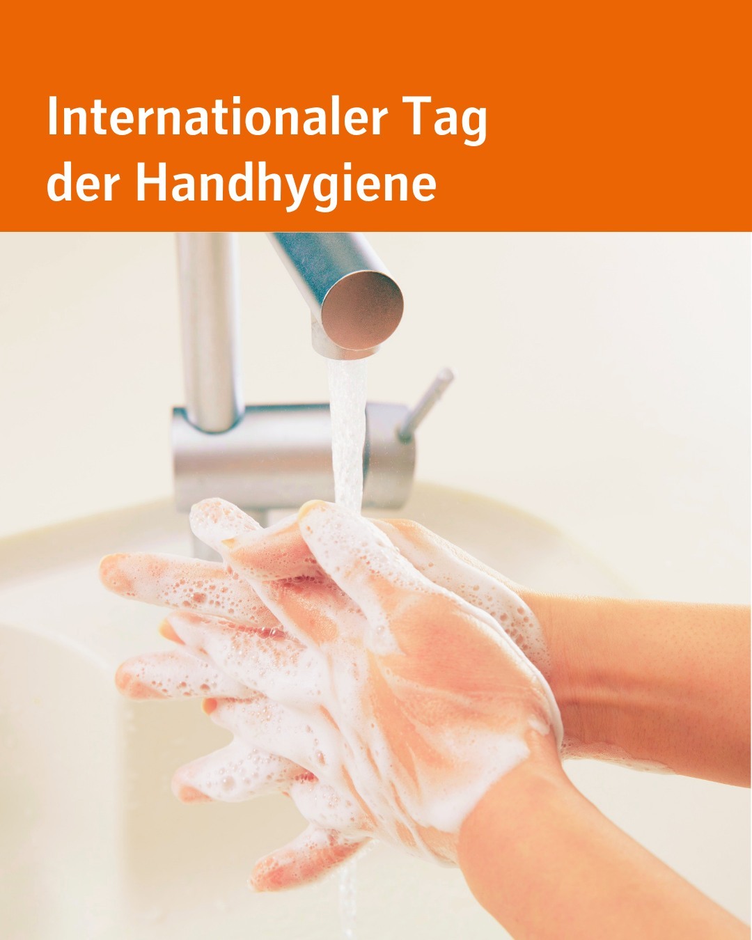 Zu sehen sind zwei eingeschäumte Hände unter einem Wasserstrahl.
Bildtext: "Internationaler Tag der Handhygiene"