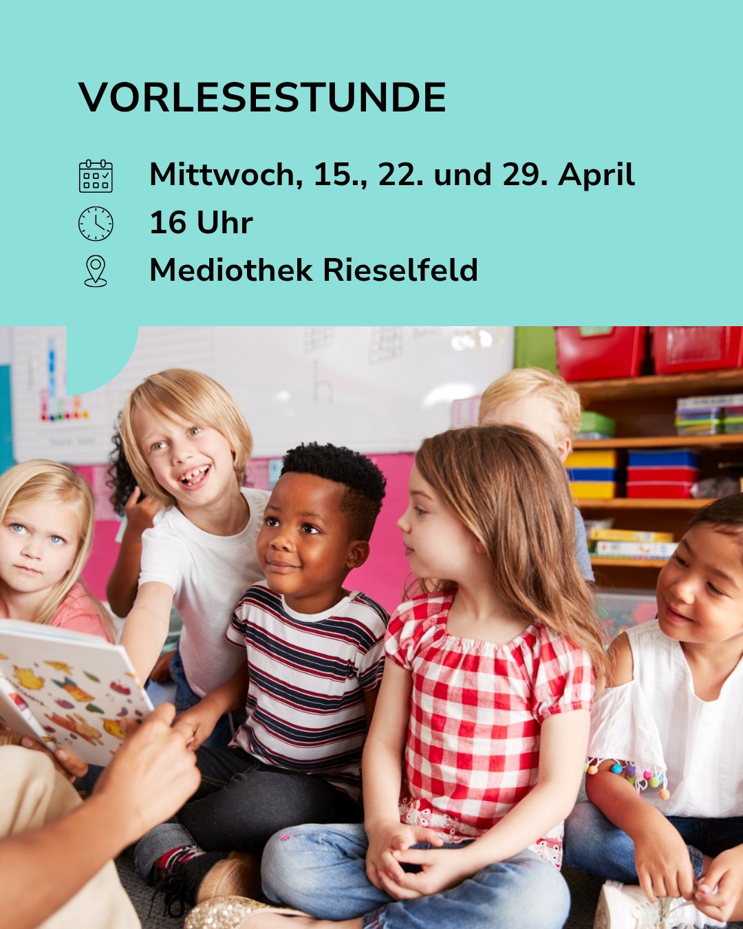 Dieser Alternativtext wurde KI-generiert: Eine Gruppe von Kindern sitzt auf dem Boden und lauscht einer Person, die ein Buch vorliest. Im Hintergrund sind Regale mit Büchern und Spielzeug zu sehen.