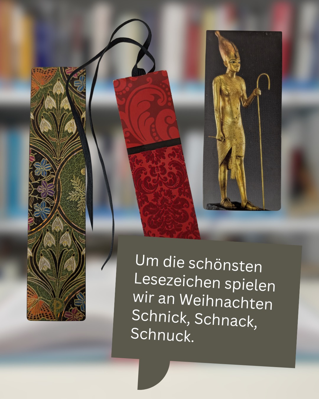 Dieser Alternativtext wurde KI-generiert: Ein farbenfrohes Lesezeichen mit floralem Muster lehnt vor einem Regal mit Büchern und einer goldenen Statue. Im Vordergrund befindet sich ein Textfeld mit Schrift.