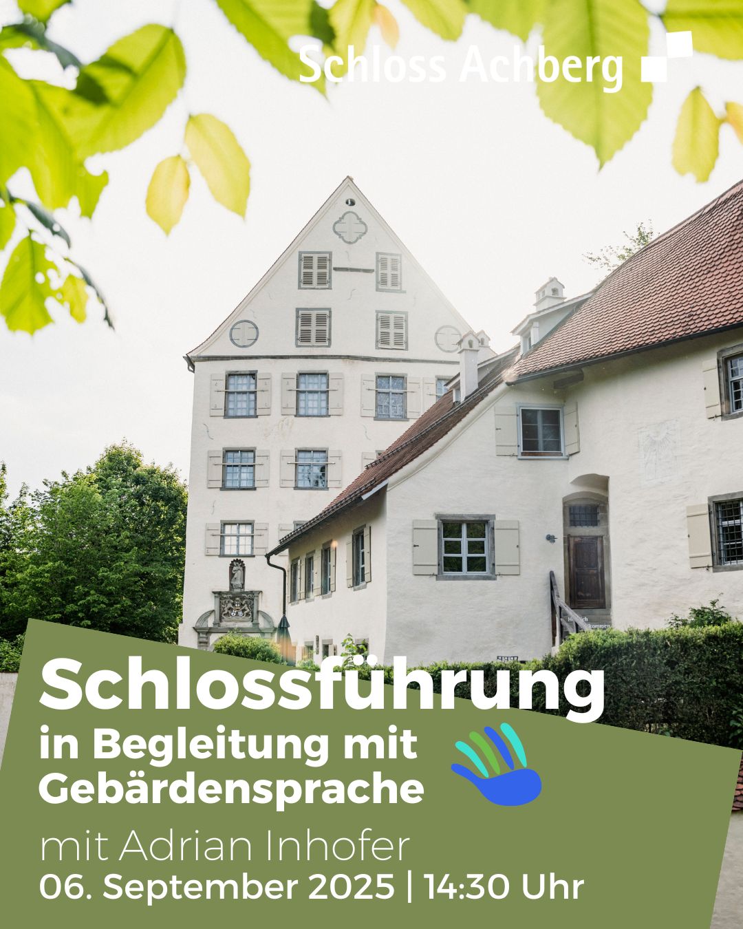 Ein helles Gebäude mit mehreren Fenstern und einem roten Dach ist von grünen Blättern umgeben. Text auf dem Bild bewirbt eine Führung in Gebärdensprache mit Datum und Uhrzeit.