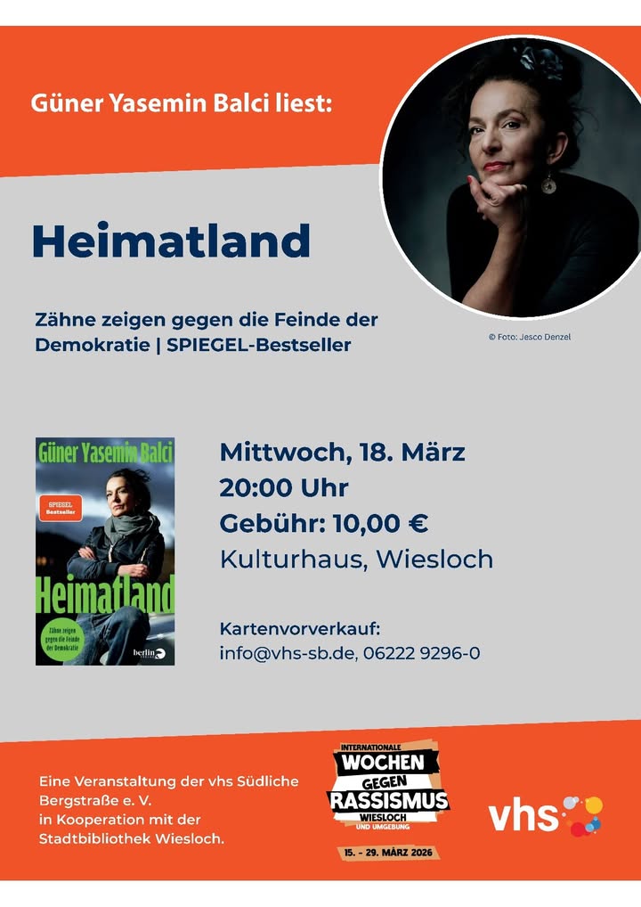 Dieser Alternativtext wurde KI-generiert: Ein Werbeflyer für eine Lesung. Das Bild zeigt eine Person mit dunklem Haar vor einem Buchcover, umgeben von Informationen zu Datum, Ort und Preis der Veranstaltung.