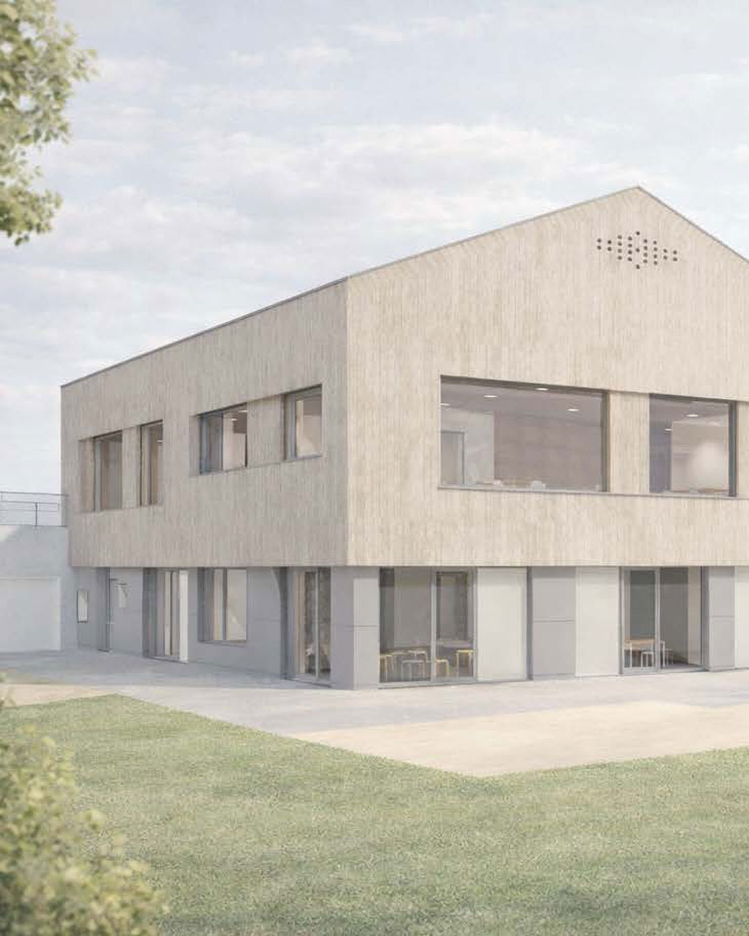 Ein modernes, zweistöckiges Gebäude mit einer hellgrauen, vertikal strukturierten Fassade und großen Fensterfronten. Durch die Glaswände im Erdgeschoss sind Möbel wie Tische und Stühle erkennbar, während das Obergeschoss über breite Blicke in die hellen Innenräume bietet. Das Bauwerk steht auf einer gepflasterten Fläche vor einer Wiese, links im Bild sind Teile eines Baumes zu sehen. (KI-Alternativtext)