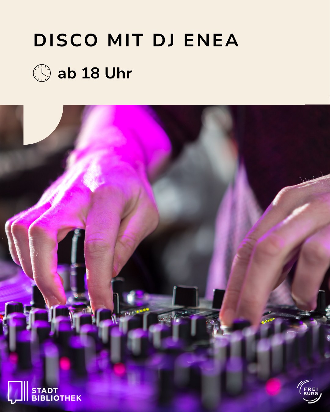 Dieser Alternativtext wurde KI-generiert: Ein farbiges Werbeplakat kündigt eine Disco ab 18 Uhr an. Im unteren Bildbereich sind Hände zu sehen, die an einem DJ-Pult arbeiten.
