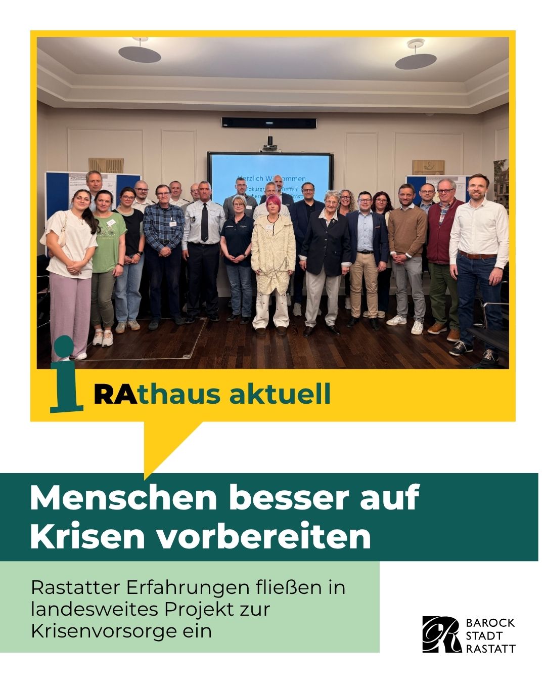 Dieser Alternativtext wurde KI-generiert: Eine Gruppe von Personen steht vor einem Gebäude mit einer Werbetafel im Hintergrund. Die Tafel trägt Text und Logos zu dem Thema Krisenvorsorge.