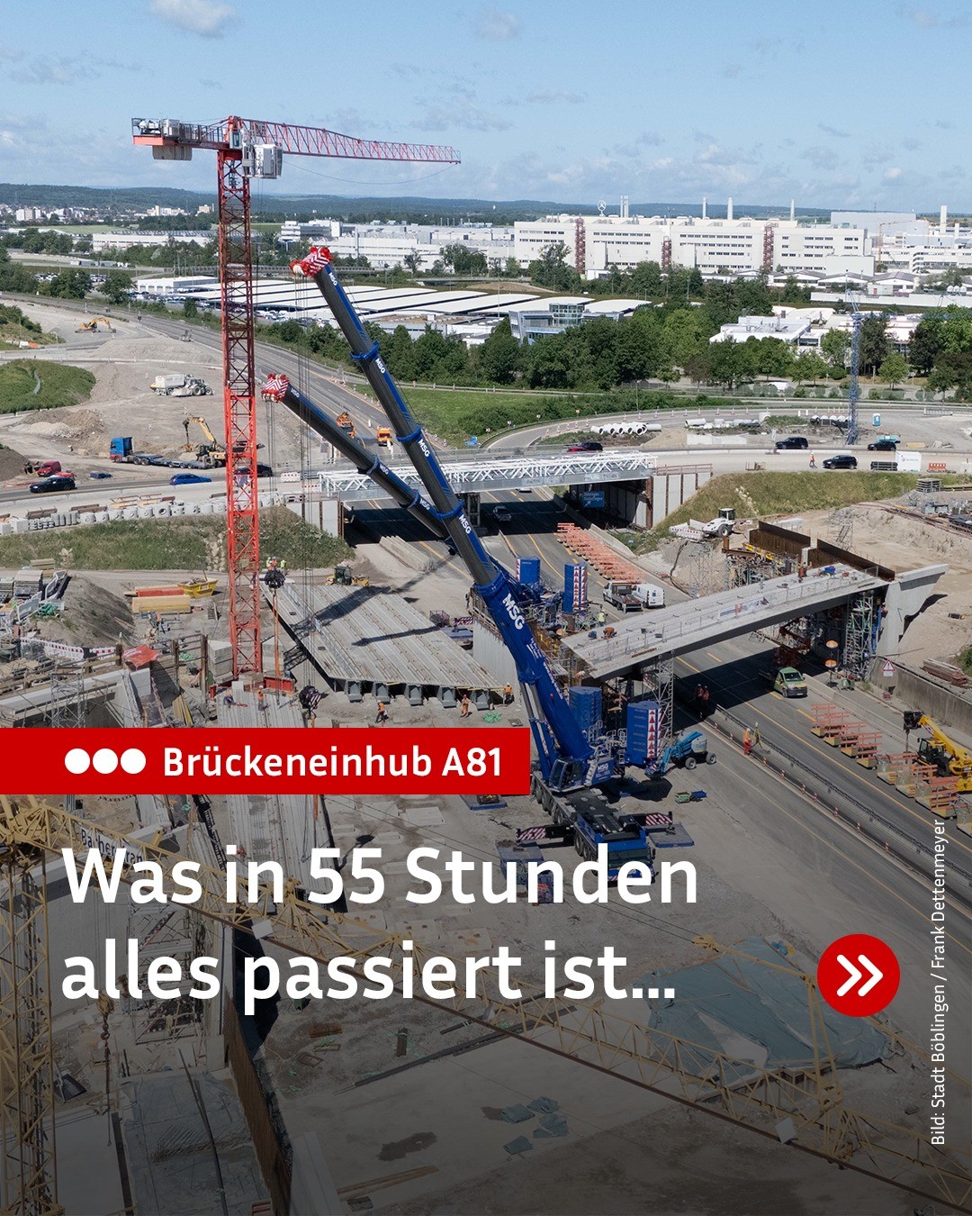 Baustelle mit großem blauen Mobilkran, der eine Brückensektion über eine Autobahn hebt; im Hintergrund Industriegebäude und ein roter Turmkran. Überlagert ist der Text „Brückeneinhub A81 – Was in 55 Stunden alles passiert ist...“. (KI-Alternativtext)