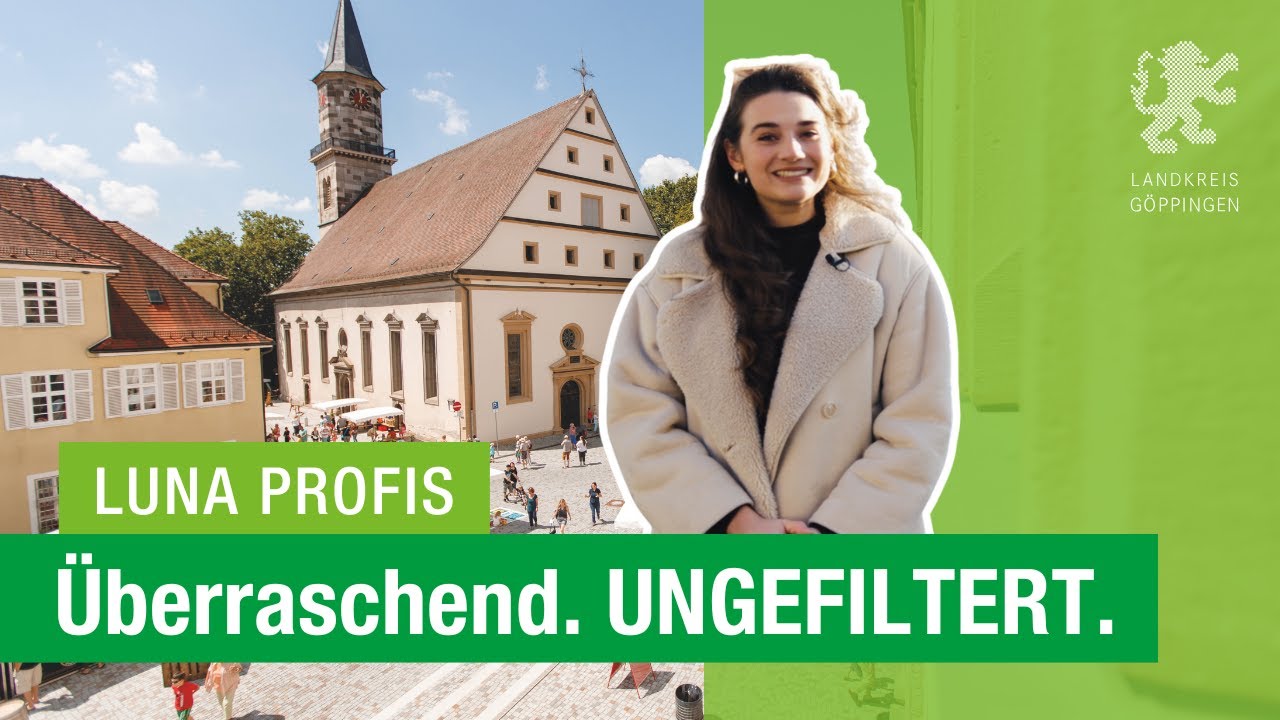 Ein Gebäude mit einer Kirche im Hintergrund und einer Person im Vordergrund. Im unteren Bildbereich befindet sich Text und ein grüner Balken.