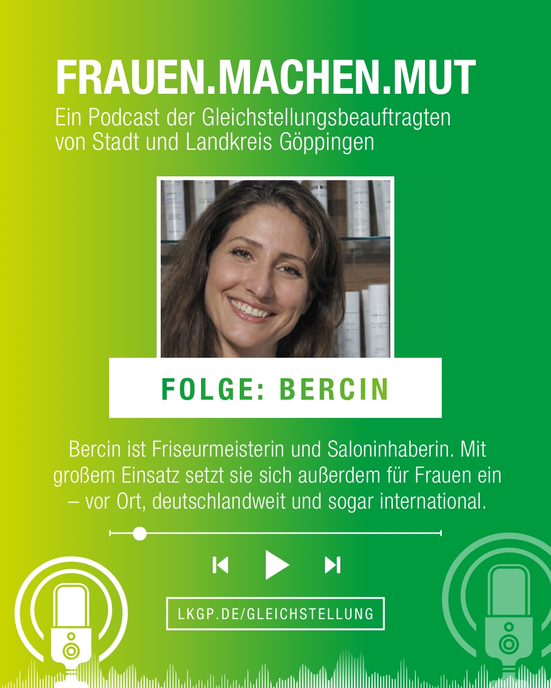 Dieser Alternativtext wurde KI-generiert: Ein farbiges Werbeplakat für einen Podcast. Es zeigt eine Person mit braunem Haar, ein Mikrofon und Podcast-Symbole, sowie eine kurze Beschreibung und den Hinweis, wo man den Podcast finden kann.