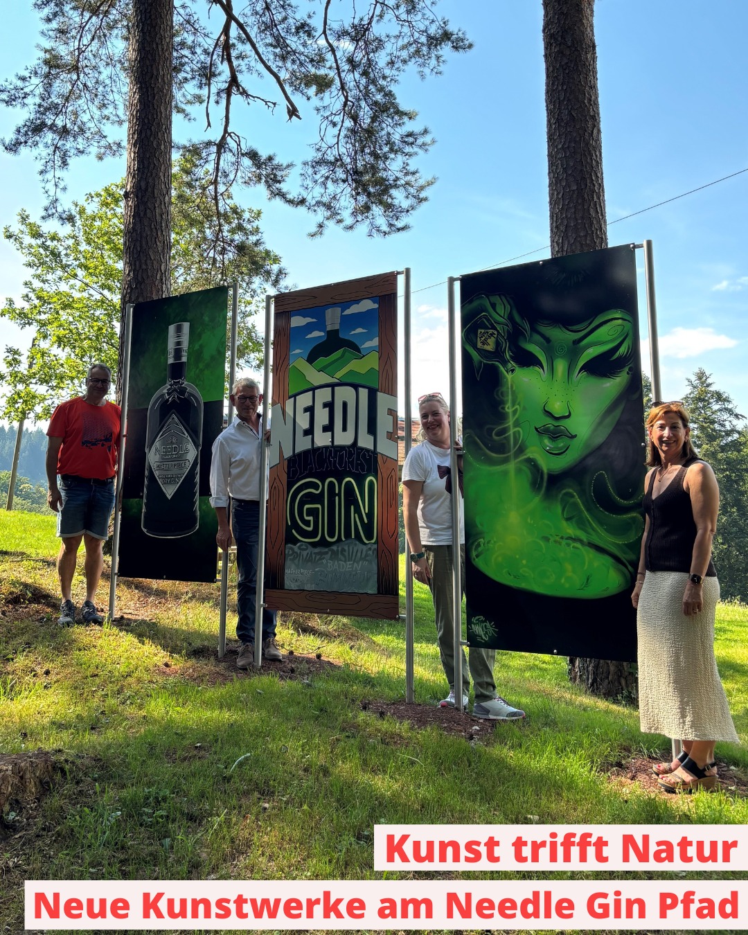 Vier Personen stehen im Freien auf einer Wiese vor drei großen, vertikalen Kunstwerken, die eine Gin-Flasche, ein Holzschild mit der Aufschrift „Needle Blackforest Gin“ und ein grünes, stilisiertes Gesicht zeigen. Unten im Bild ist der Text „Kunst trifft Natur“ sowie „Neue Kunstwerke am Needle Gin Pfad“ eingeblendet. (KI-Alternativtext)