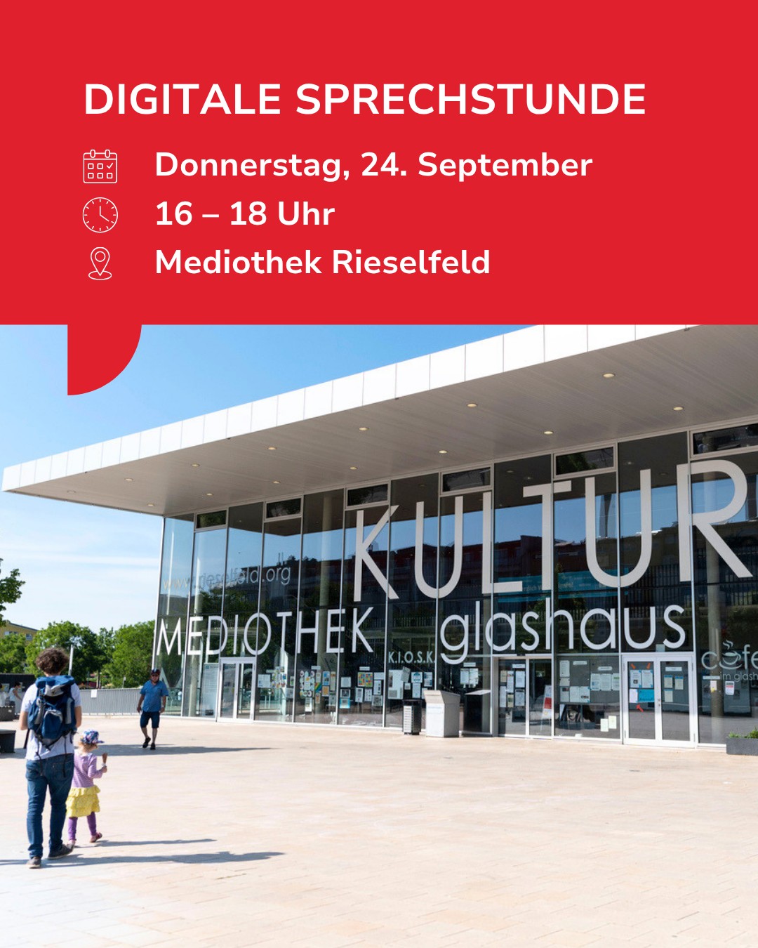 Digitale Sprechstunde am Donnerstag, 24. September von 16 bis 18 Uhr in der Mediothek Rieselfeld. Das Foto zeigt das moderne Glasgebäude der Mediothek, vor dem Personen auf einem Platz spazieren gehen. (KI-Alternativtext)