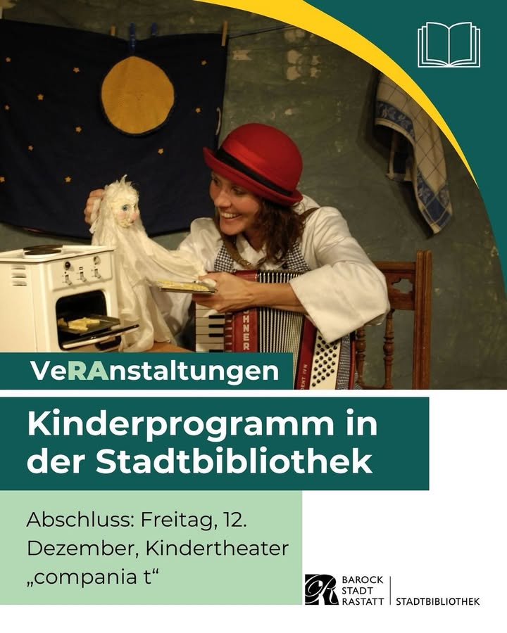 Dieser Alternativtext wurde KI-generiert: Ein farbiges Plakat kündigt ein Kinderprogramm in einer Stadtbibliothek an. Eine Person spielt ein Akkordeon vor einer Bühnenkulisse.
