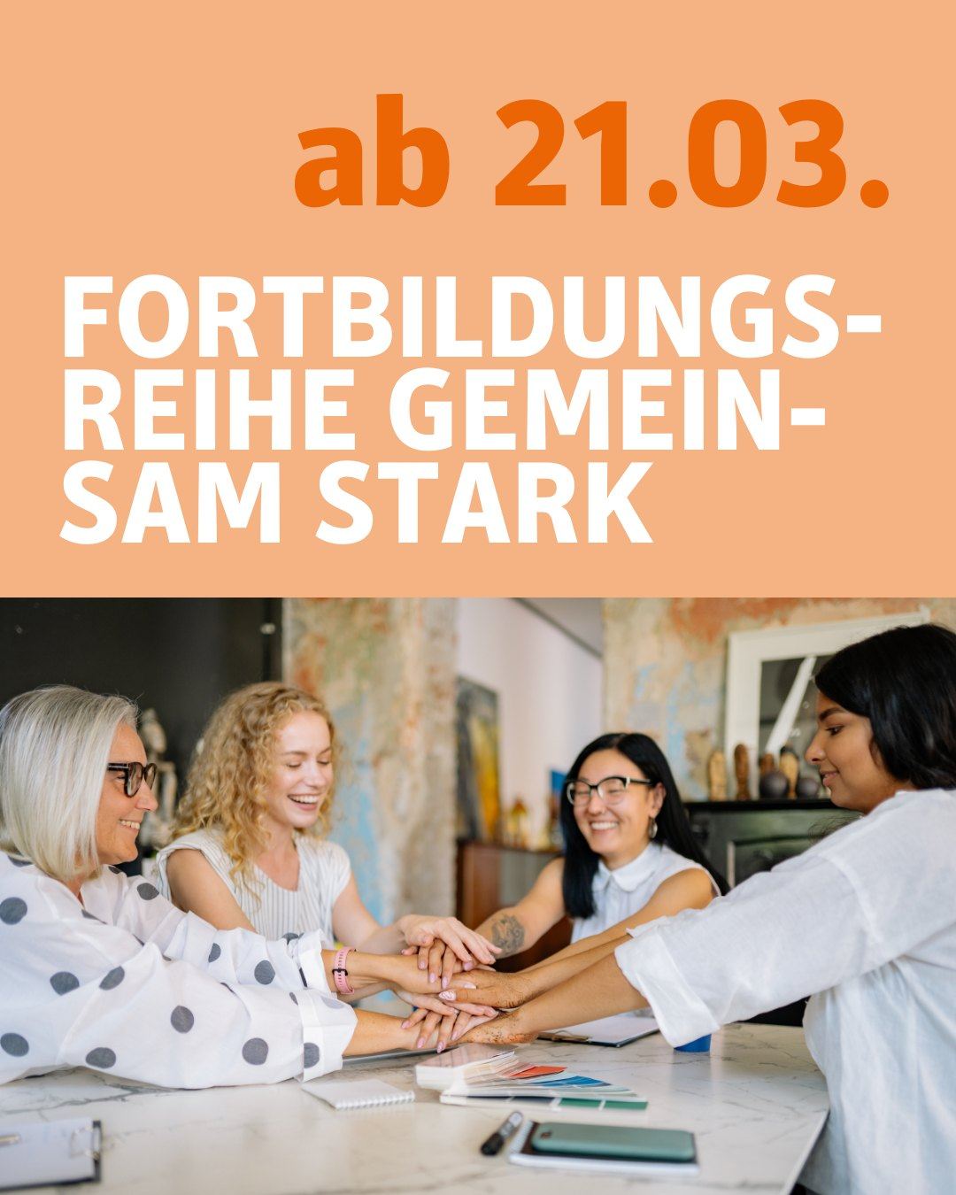 Menschen diversen Alters und Herkunft reichen sich symbolisch an einem Tisch die Hände.
Bildtext: ab 21.03.
Fortbildungsreihe Gemeinsam Stark