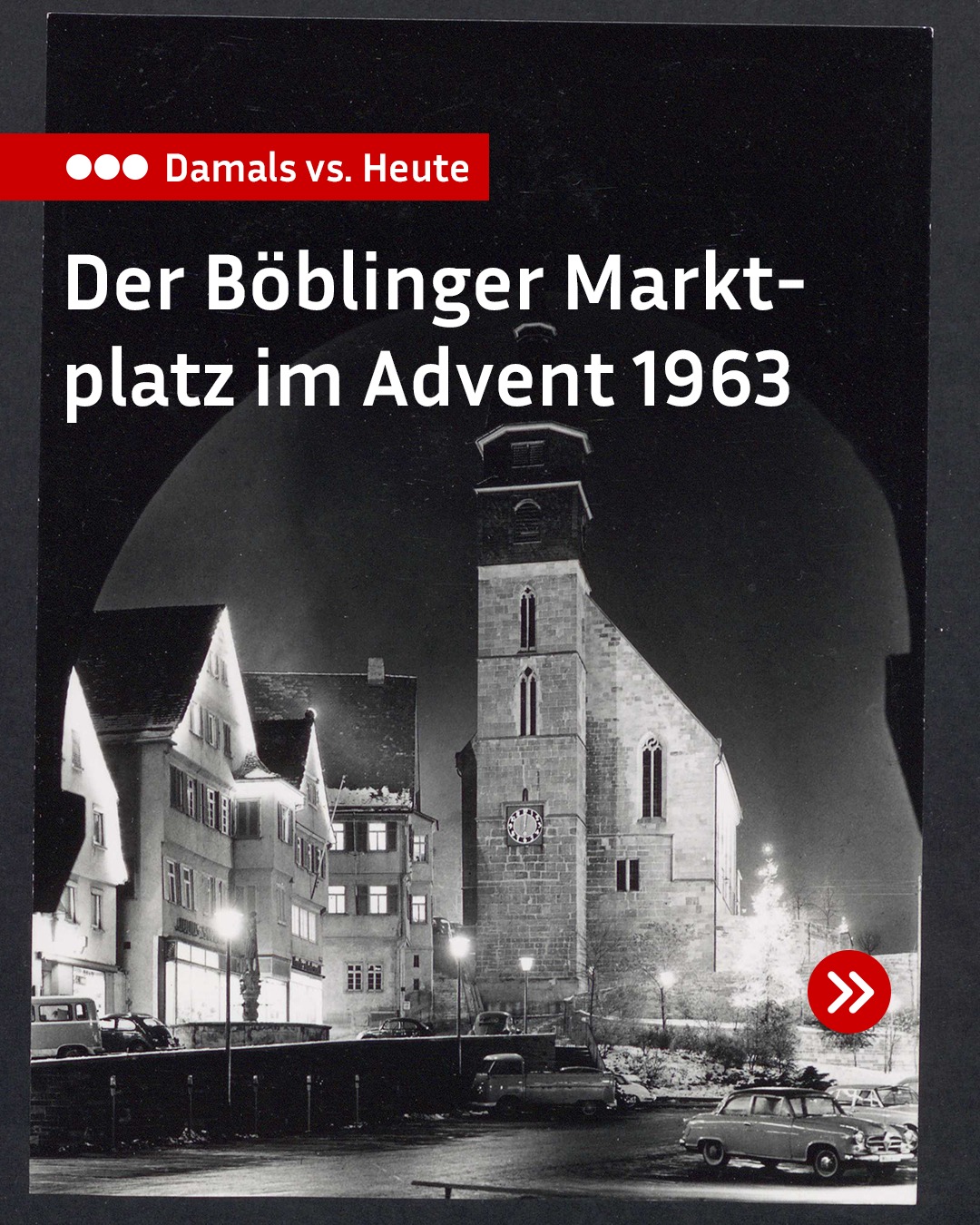 Dieser Alternativtext wurde KI-generiert: Schwarz-weißes Foto eines Marktplatzes mit Gebäuden und Fahrzeugen. Ein Kirchturm ist im Zentrum des Bildes zu sehen.