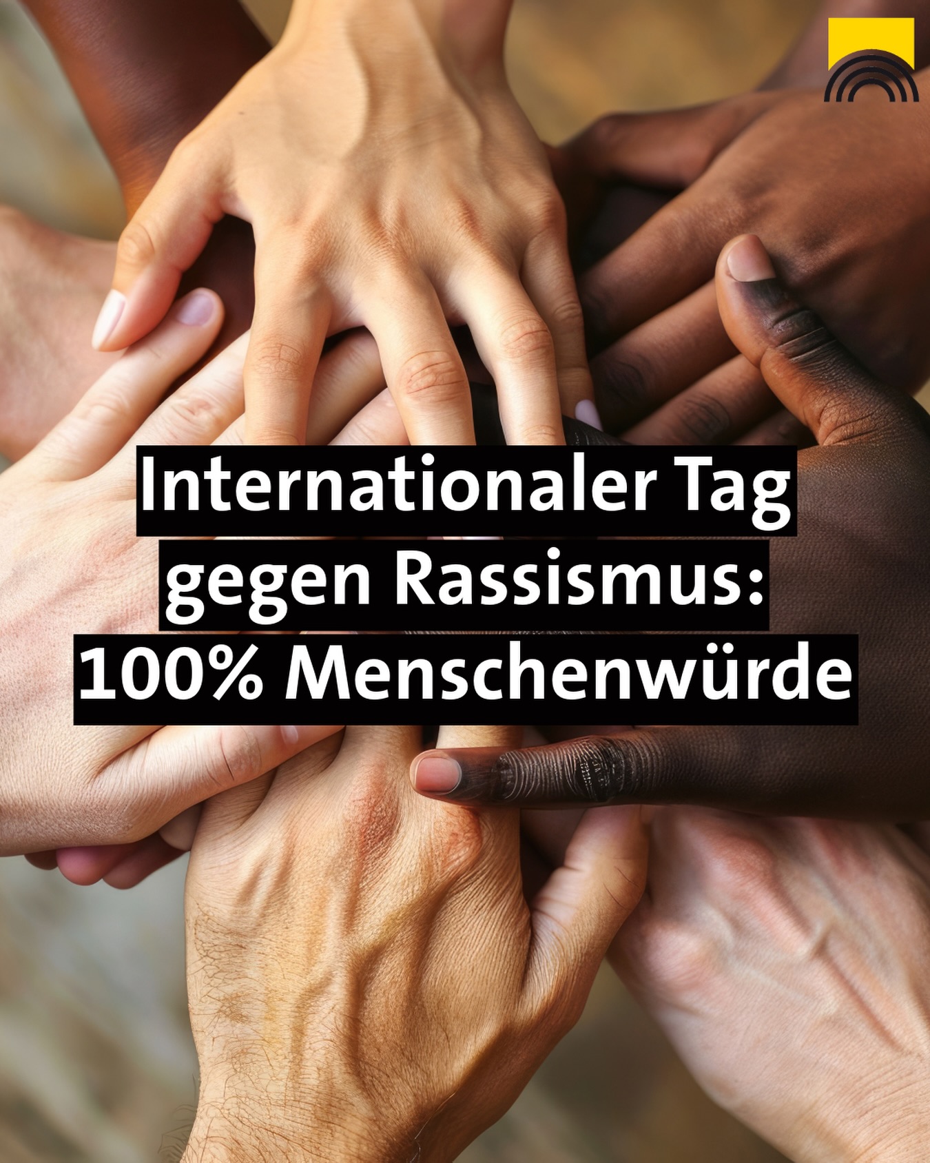 Dieser Alternativtext wurde KI-generiert: Mehrere Hände berühren sich in der Mitte des Bildes. Darunter befindet sich Text, der auf den Internationalen Tag gegen Rassismus hinweist.