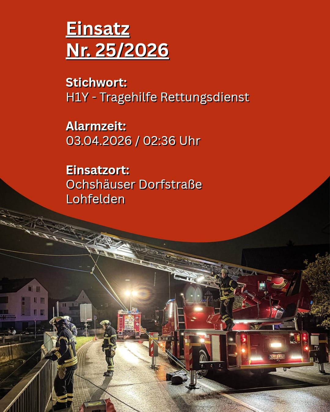 Ein roter Textblock oben listet Details zum Einsatz Nr. 25/2026: Stichwort H1Y - Tragehilfe Rettungsdienst, Alarmzeit 03.04.2026 um 02:36 Uhr, Einsatzort Ochshäuser Dorfstraße Lohfelden. Darunter zeigt eine Nachtaufnahme Personen in Feuerwehruniform bei der Arbeit mit einem Drehleiterfahrzeug an einer Brüstung. (KI-Alternativtext)