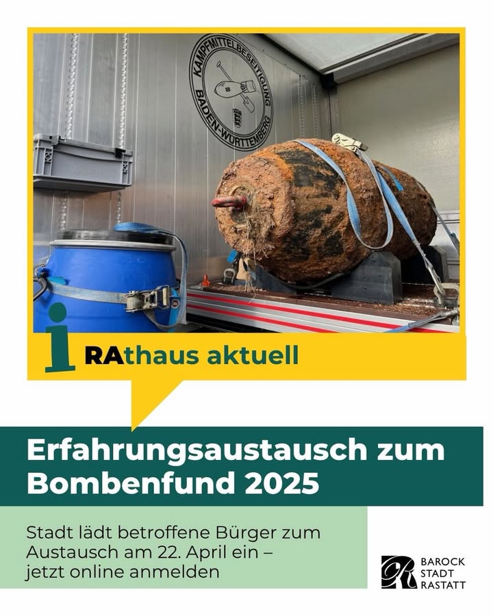 Dieser Alternativtext wurde KI-generiert: Schwarz-weißes Foto einer Bombe, die auf einer Maschine liegt. Ein Werbeplakat für einen Erfahrungsaustausch zum Bombenfund 2025 befindet sich im Vordergrund.
