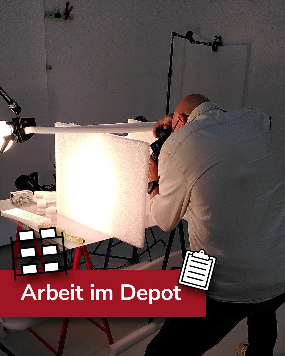 Dieser Alternativtext wurde KI-generiert: Eine Person fotografiert ein weißes Objekt in einer hell erleuchteten Umgebung. Verschiedene Geräte und Kabel sind im Bild zu sehen.