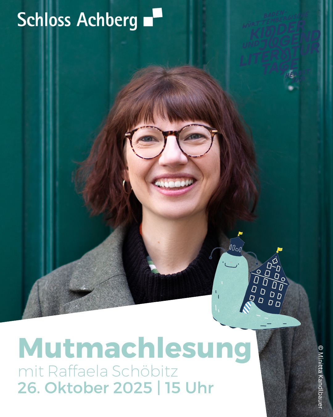 Dieser Alternativtext wurde KI-generiert: Schwarz-weißes Porträt einer Person mit Brille und kariertem Schal vor einem grünen Hintergrund. Unter dem Bild befindet sich ein Ankündigungstext für eine Lesung mit Datum und Uhrzeit.