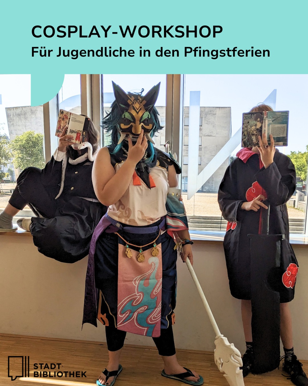 Dieser Alternativtext wurde KI-generiert: Ein farbiges Bild zeigt mehrere Personen in Kostümen vor einem Gebäude mit großen Fenstern. Im Vordergrund ist eine Person mit einer auffälligen Maske und einem detailreichen Outfit zu sehen.