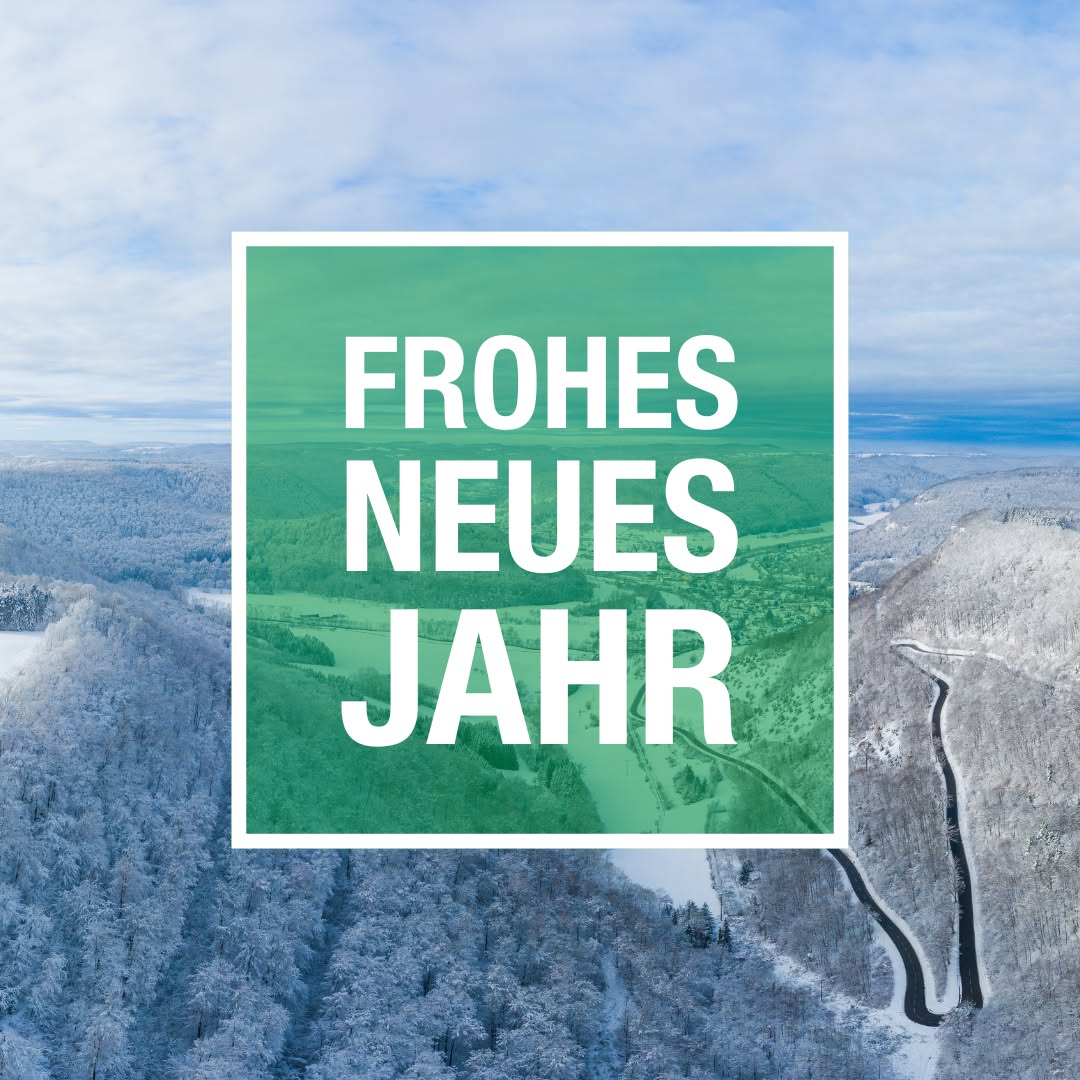 Dieser Alternativtext wurde KI-generiert: Ein quadratischer Rahmen mit weißer Schrift auf grünem Hintergrund über einer verschneiten Landschaft. Der Text wünscht ein frohes neues Jahr.