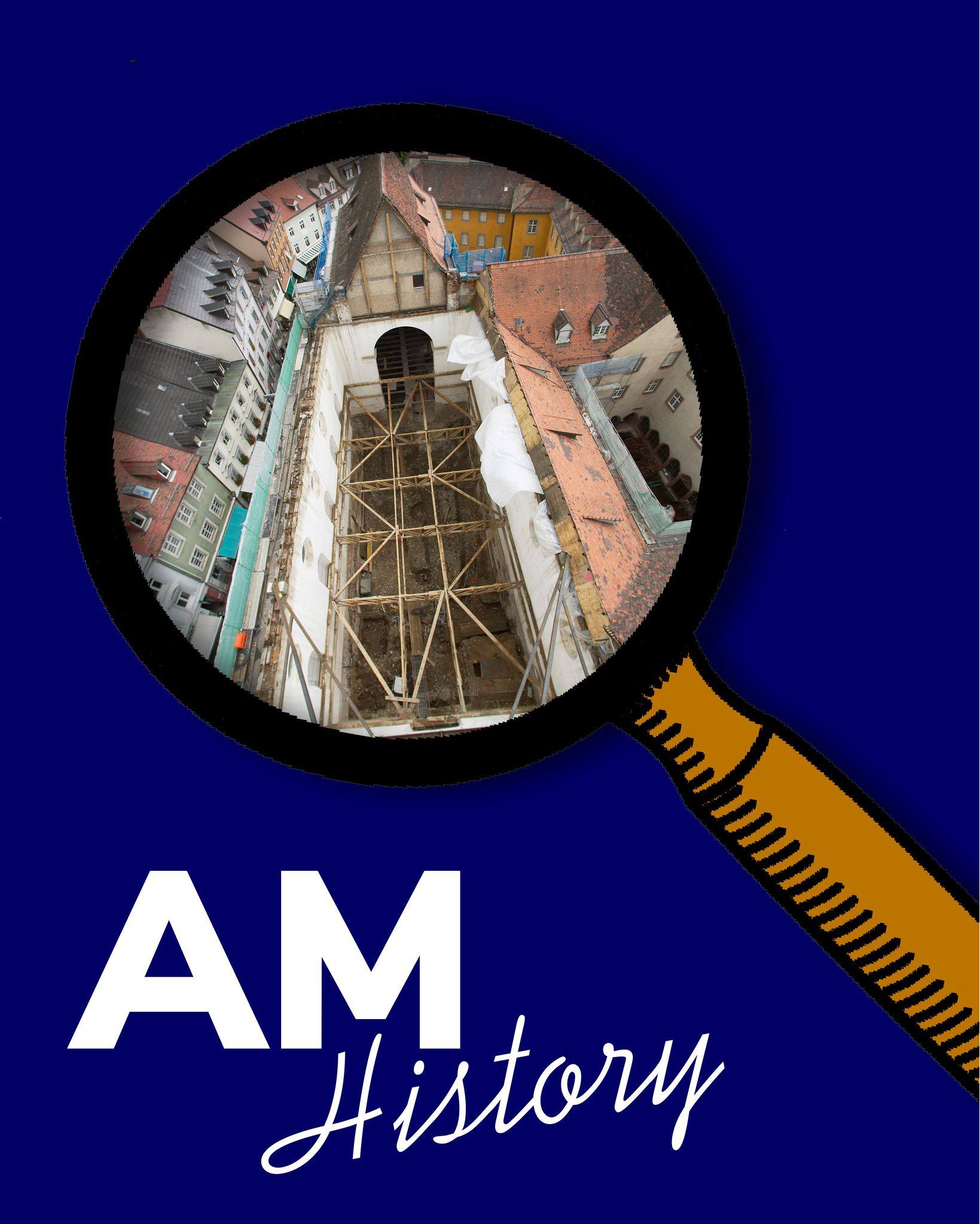 Dieser Alternativtext wurde KI-generiert: Ein Blick durch ein Vergrößerungsglas auf eine Stadtansicht mit historischen Gebäuden. Das Bild ist durch eine Grafik mit Text überlagert.