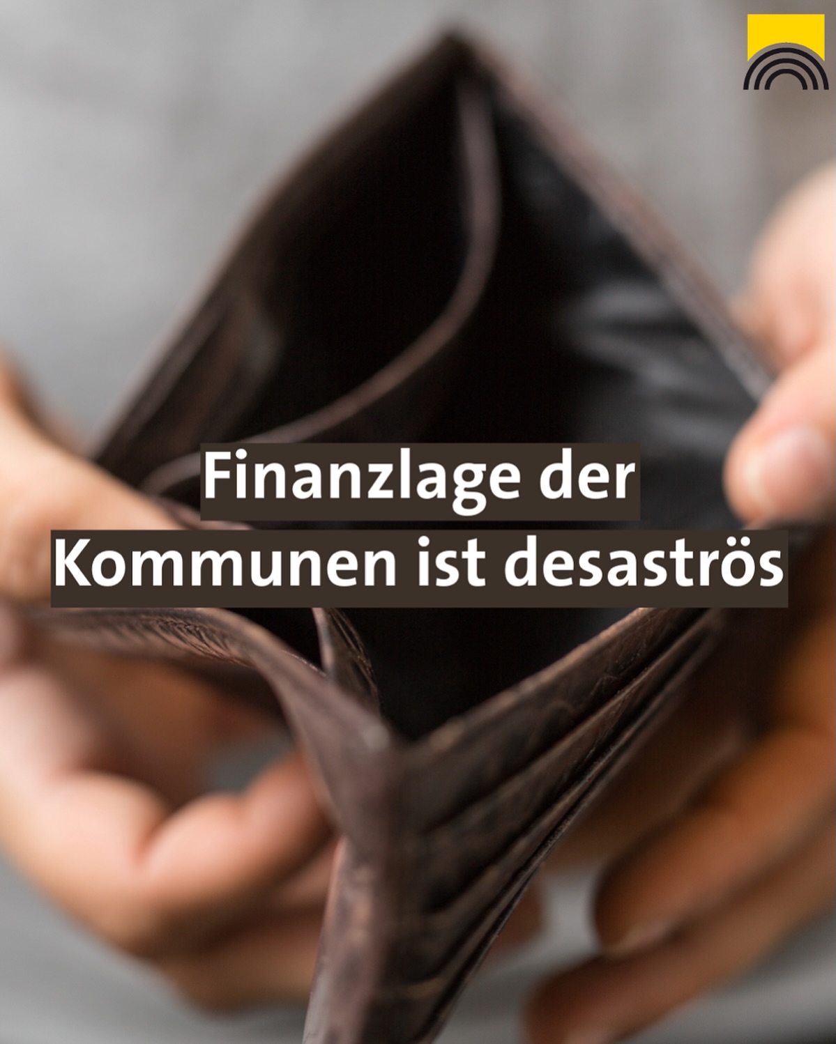 Dieser Alternativtext wurde KI-generiert: Ein offenes, leeres Portemonnaie wird in Händen gehalten. Text im Bild besagt: ‘Finanzlage der Kommunen ist desaströs.’