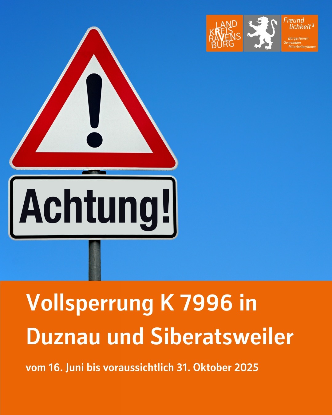 Das Bild zeigt ein Straßenschild mit einem Ausrufezeichen und dem Wort „Achtung!“. Darunter steht der Hinweis auf eine Straßensperrung.