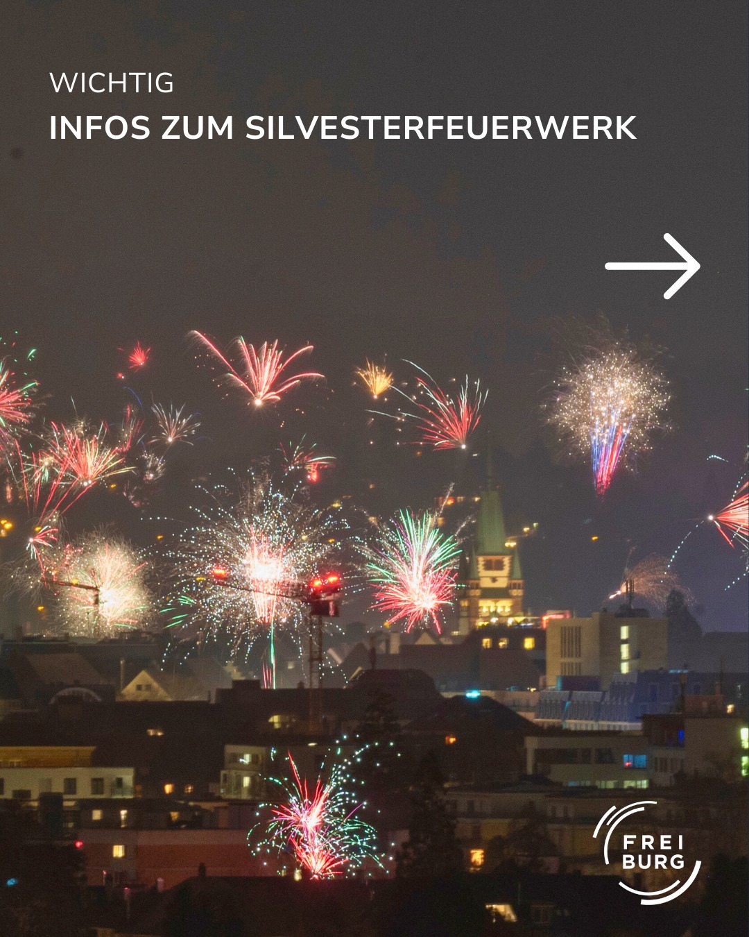 Dieser Alternativtext wurde KI-generiert: Ein nächtliches Feuerwerk erhellt den Himmel über einer Stadtlandschaft. Im oberen Bereich des Bildes befindet sich Text und ein Pfeil, der nach rechts weist.