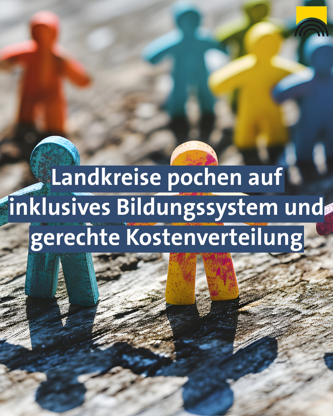 Dieser Alternativtext wurde KI-generiert: Mehrere farbige Holzfiguren stehen in einer Gruppe und halten sich an den Händen. Text auf dem Bild plädiert für ein inklusives Bildungssystem und gerechte Kostenverteilung.