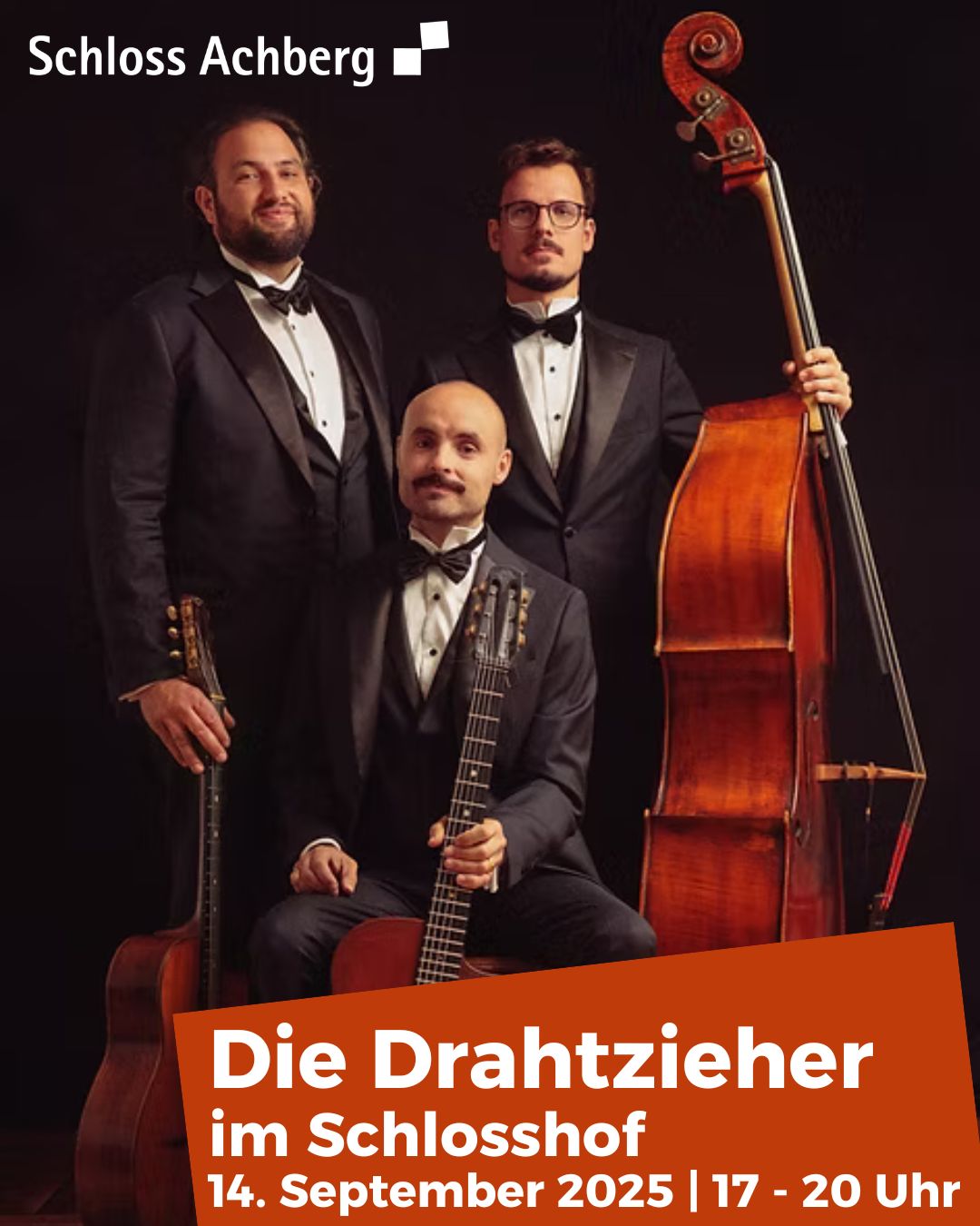 Dieser Alternativtext wurde KI-generiert: Ein farbiges Porträt zeigt drei Personen mit Musikinstrumenten: eine Gitarre und ein Kontrabass. Im unteren Bereich befindet sich ein orangefarbener Text mit Informationen zu einem Event.