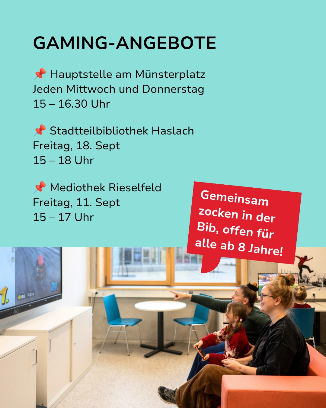 GAMING-ANGEBOTE: Hauptstelle am Münsterplatz jeden Mittwoch und Donnerstag 15–16.30 Uhr, Stadtteilbibliothek Haslach am Freitag, 18. Sept, 15–18 Uhr und Mediothek Rieselfeld am Freitag, 11. Sept, 15–17 Uhr. Ein roter Sprechblasen-Text lautet: "Gemeinsam zocken in der Bib, offen für alle ab 8 Jahre!". Unten sitzen mehrere Personen auf einem Sofa und schauen auf einen Fernseher mit Videospiel, wobei eine Person auf den Bildschirm zeigt. (KI-Alternativtext)