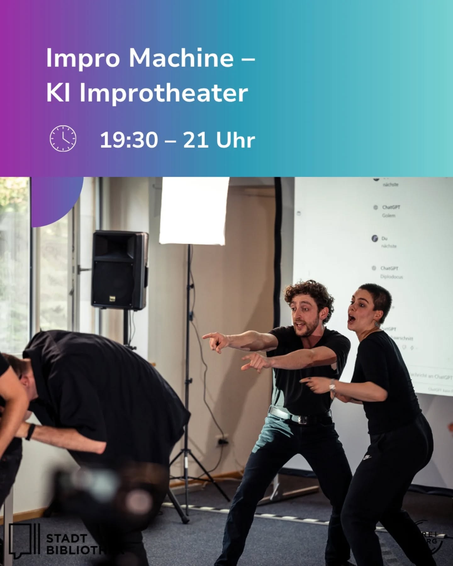 Dieser Alternativtext wurde KI-generiert: Ein Veranstaltungsplakat zeigt Menschen, die auf einer Bühne interagieren. Das Plakat informiert über eine Improvisationsveranstaltung mit Künstlicher Intelligenz, genannt 'Impro Machine'.