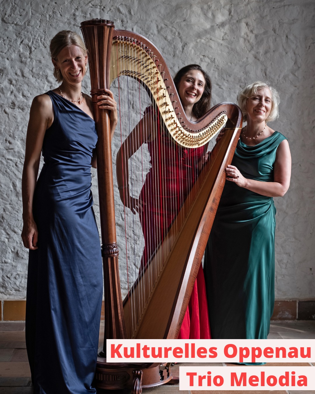 Dieser Alternativtext wurde KI-generiert: Drei Personen stehen vor einer steinernen Wand und spielen Harfen. Sie tragen elegante Abendkleider.