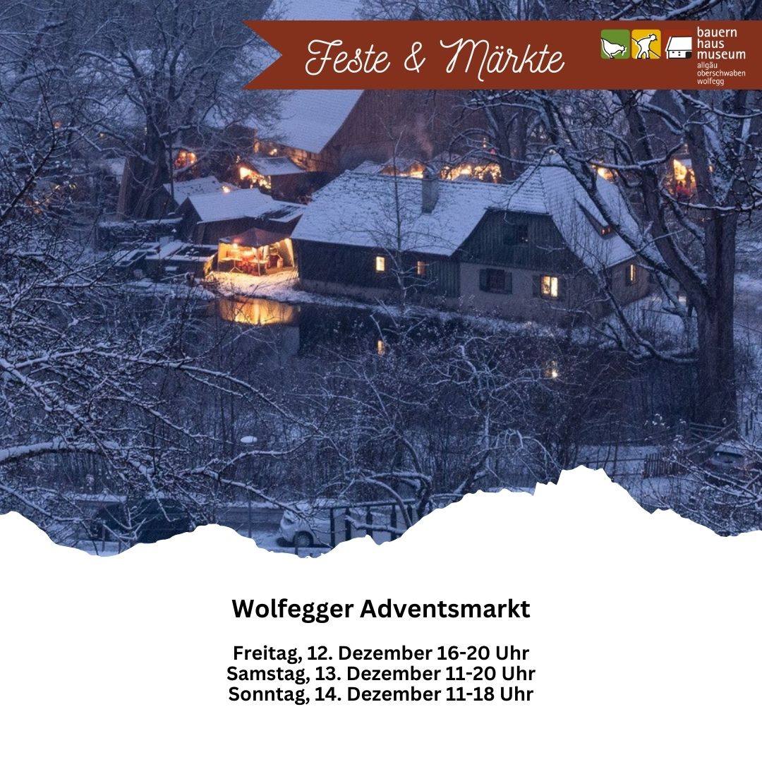 Historischer Hof des Bauernhaus-Museums Wolfegg bei Dämmerung. Mehrere Marktstände vor den historischen Häusern. Feuerkörbe und Lichter sorgen für warme, adventliche Stimmung.