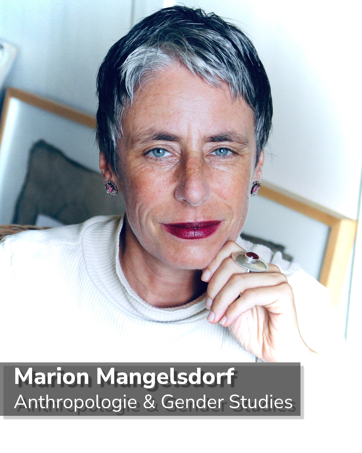 Dieser Alternativtext wurde KI-generiert: Porträt einer Person mit kurzem, grauem Haar und blauen Augen. Das Bild ist farbig und zeigt die Person aus der Nähe.