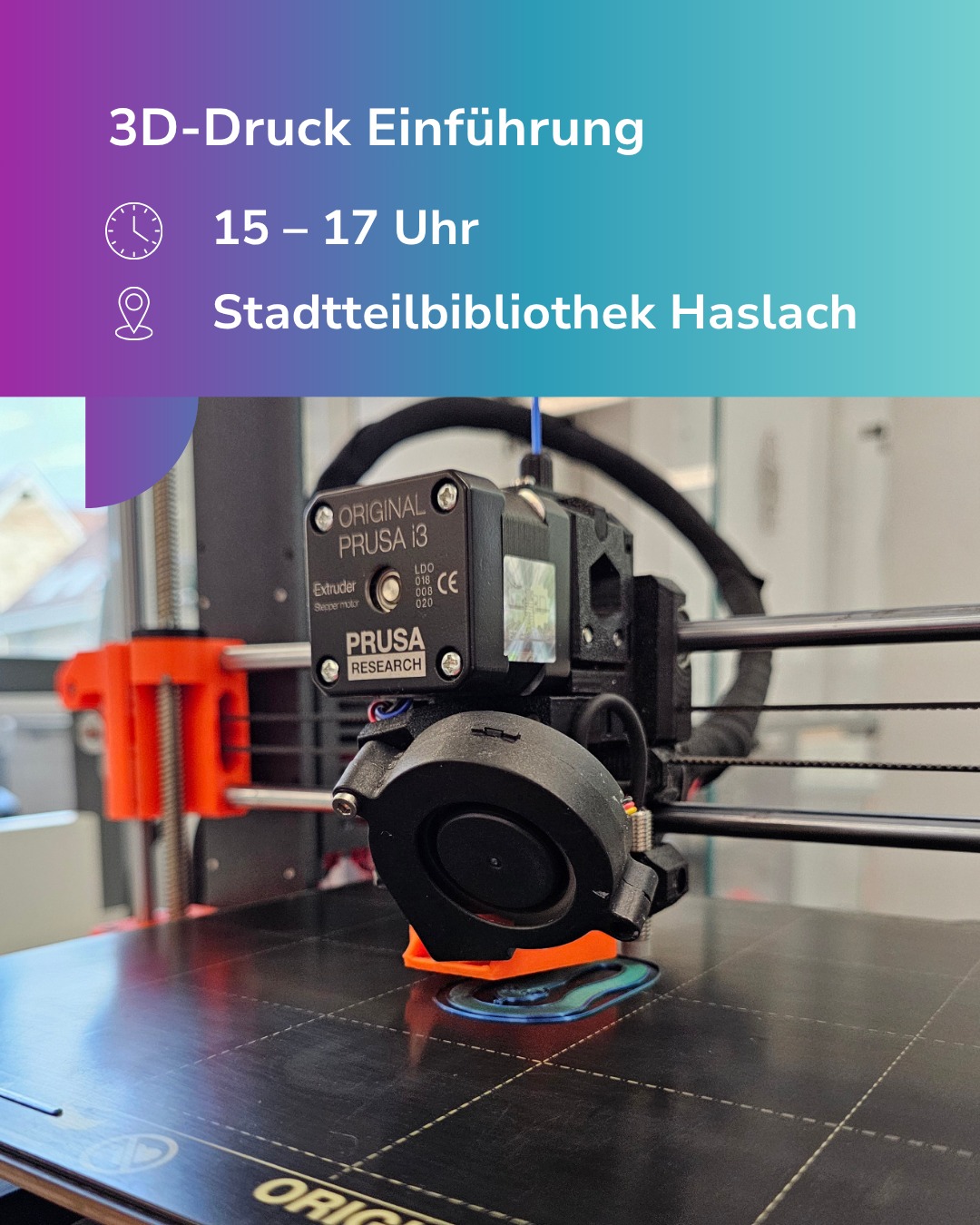 Dieser Alternativtext wurde KI-generiert: Ein 3D-Drucker während der Arbeit ist im Bild zu sehen. Im Hintergrund sind Informationen zu einer Veranstaltung mit Zeit und Ort erkennbar.