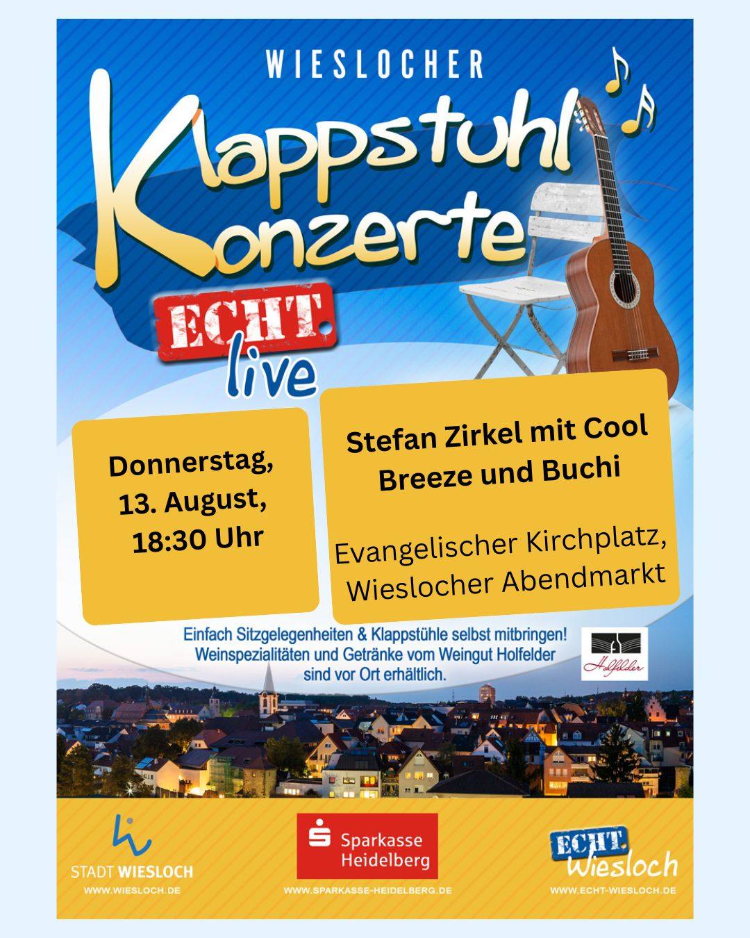 Plakat für die Wieslocher Klappstuhl Konzerte Echt live am Donnerstag, 13. August um 18:30 Uhr mit Stefan Zirkel, Cool Breeze und Buchi auf dem Evangelischen Kirchplatz beim Wieslocher Abendmarkt. Besucher sollen eigene Sitzgelegenheiten mitbringen, Weinspezialitäten sind vor Ort erhältlich. (KI-Alternativtext)
