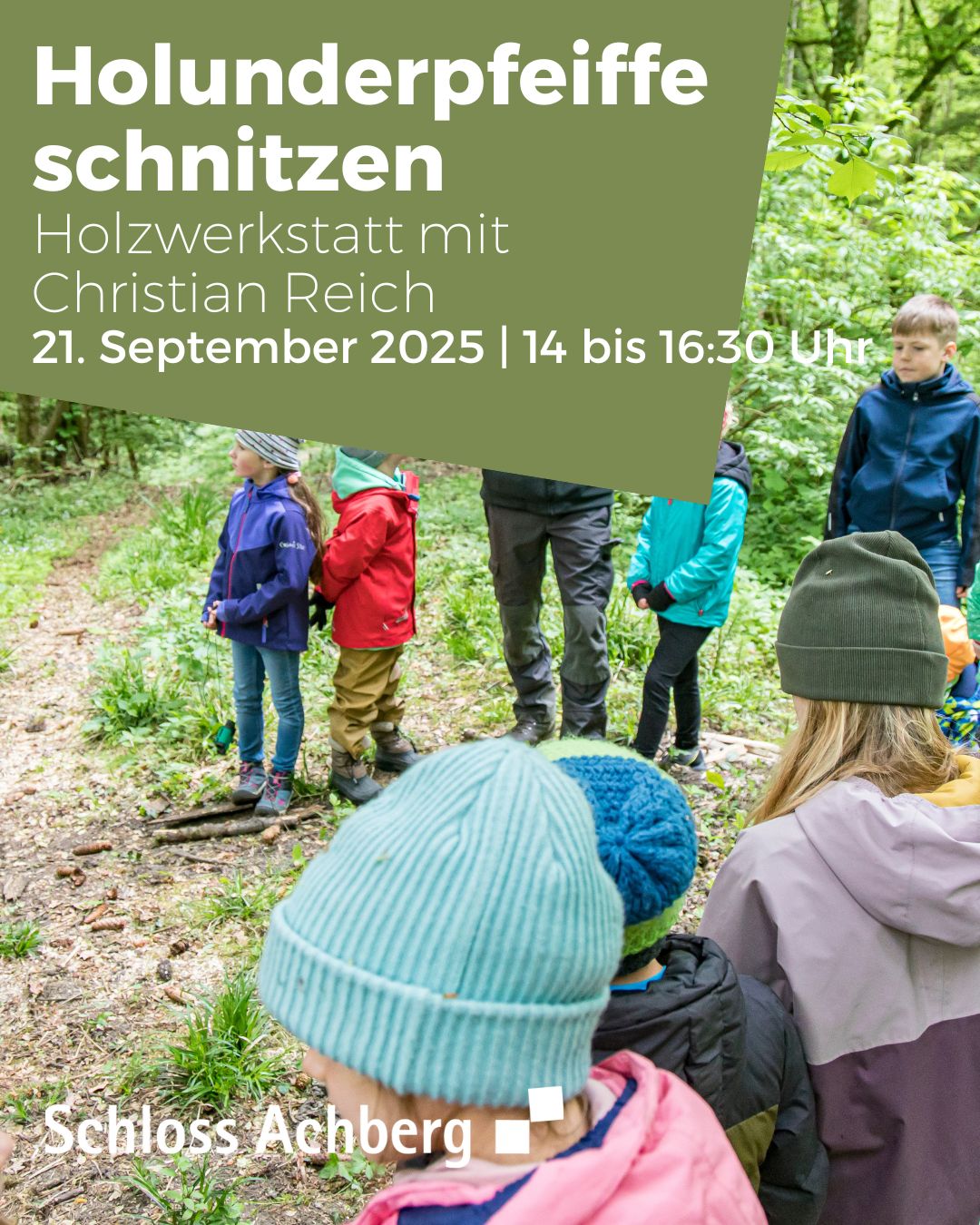 Ein farbiges Bild zeigt eine Gruppe von Menschen im Freien, möglicherweise bei einer Veranstaltung. Im Hintergrund befindet sich Vegetation und ein Hinweis auf einen Ort und ein Datum.