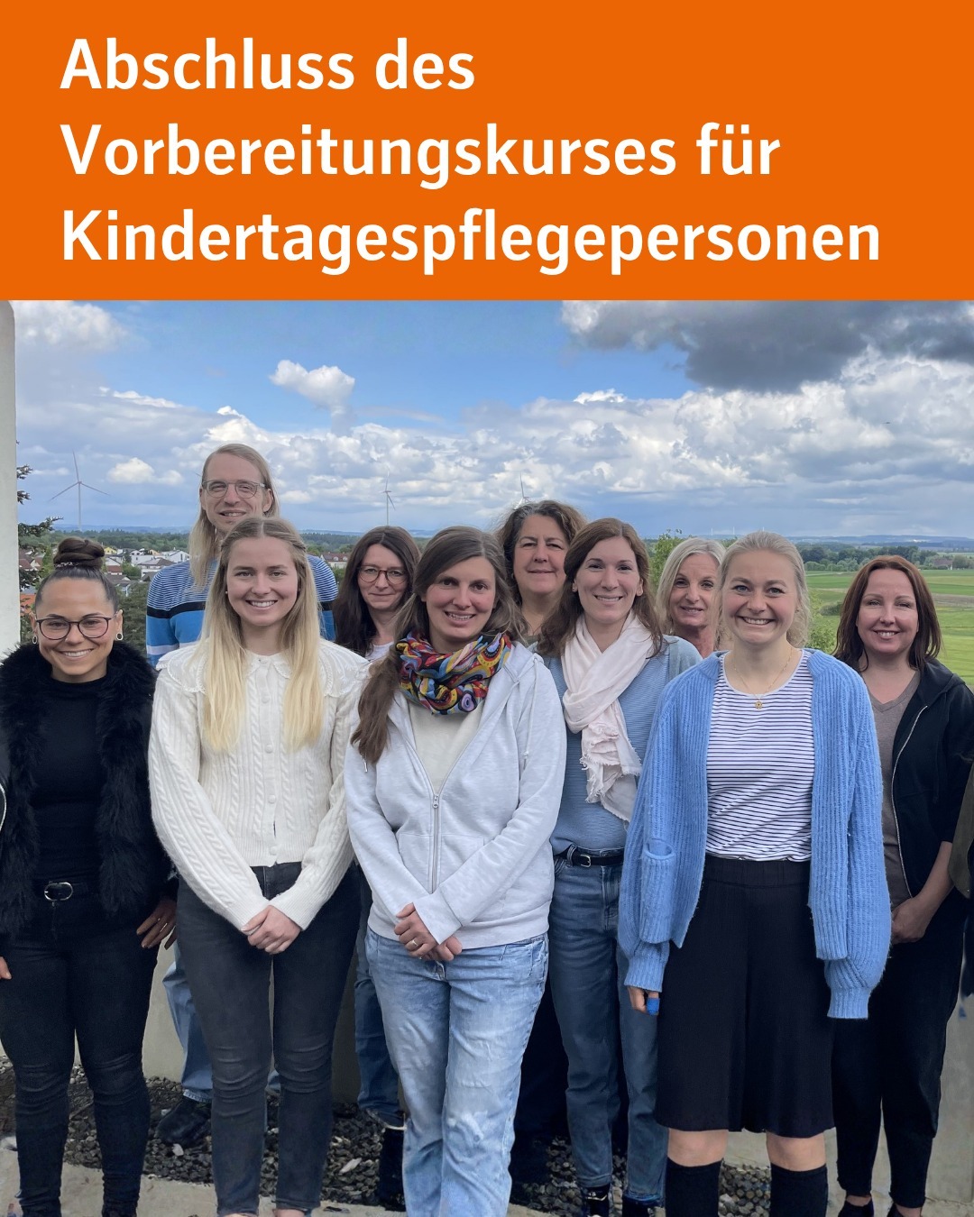 Zu sehen sind 10 Personen. Bildtext: Abschluss des Vorbereitungskurses für Kindertagespflegepersonen.