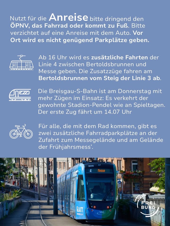 Blauer Straßenbahnzug der Linie 4 mit Ziel „Messe“ fährt auf Gleisen durch eine städtische Straße; darüber Informationsgrafik mit Hinweisen zur Anreise per ÖPNV, Fahrrad oder zu Fuß sowie zusätzlichen Fahrten und Parkplätzen. (KI-Alternativtext)