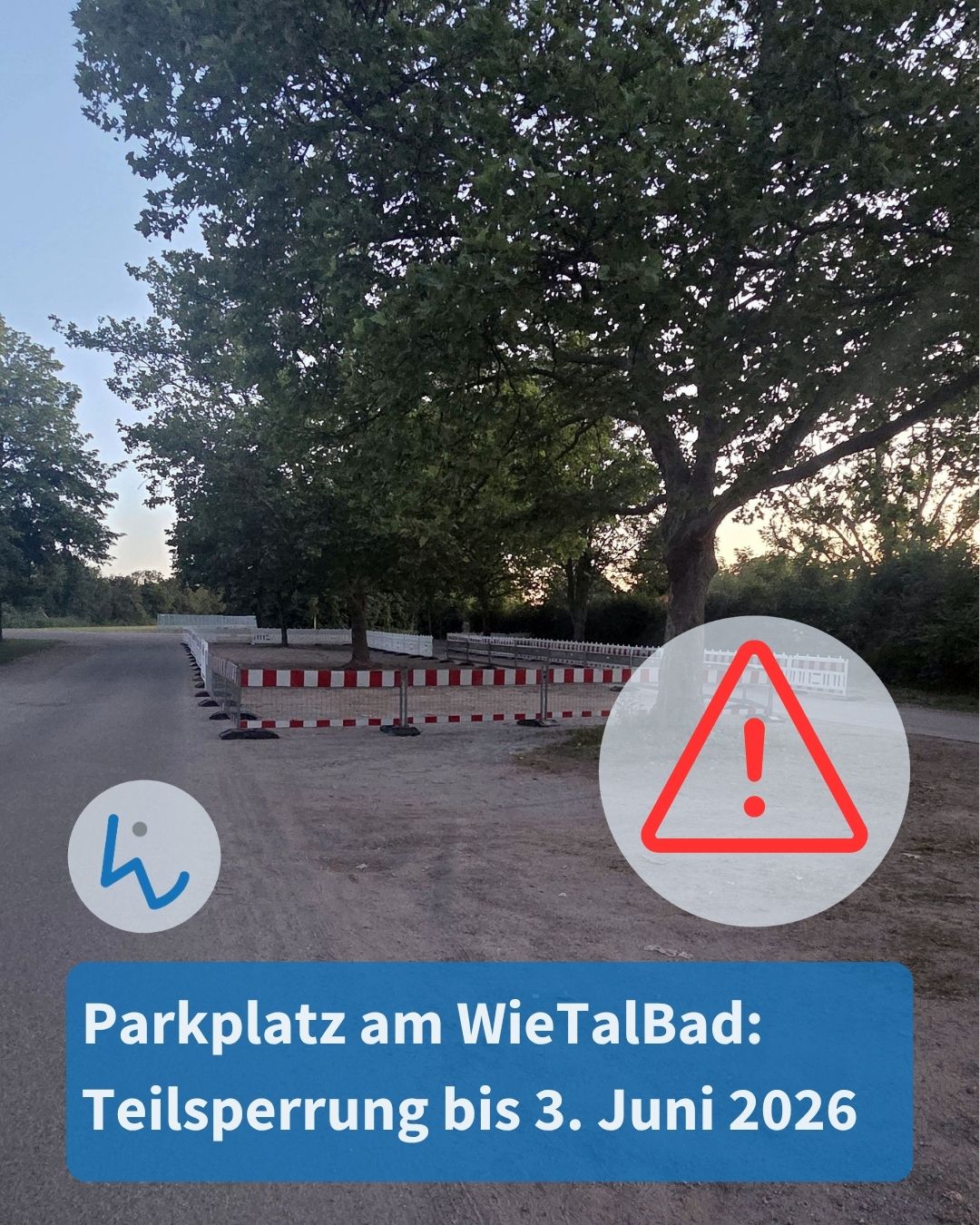 Parkplatz am WieTalBad durch rote-weiße Absperrungen teilweise gesperrt, Hinweis auf Teilsperre bis 3. Juni 2026, Warnsymbol mit Ausrufezeichen im Vordergrund. (KI-Alternativtext)