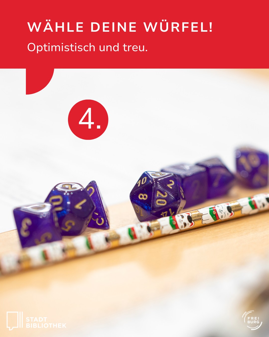 Dieser Alternativtext wurde KI-generiert: Ein farbiges Bild zeigt mehrere Würfel und einen Bleistift auf einer Holzoberfläche. Im oberen Bereich befindet sich Text und eine rote Form.